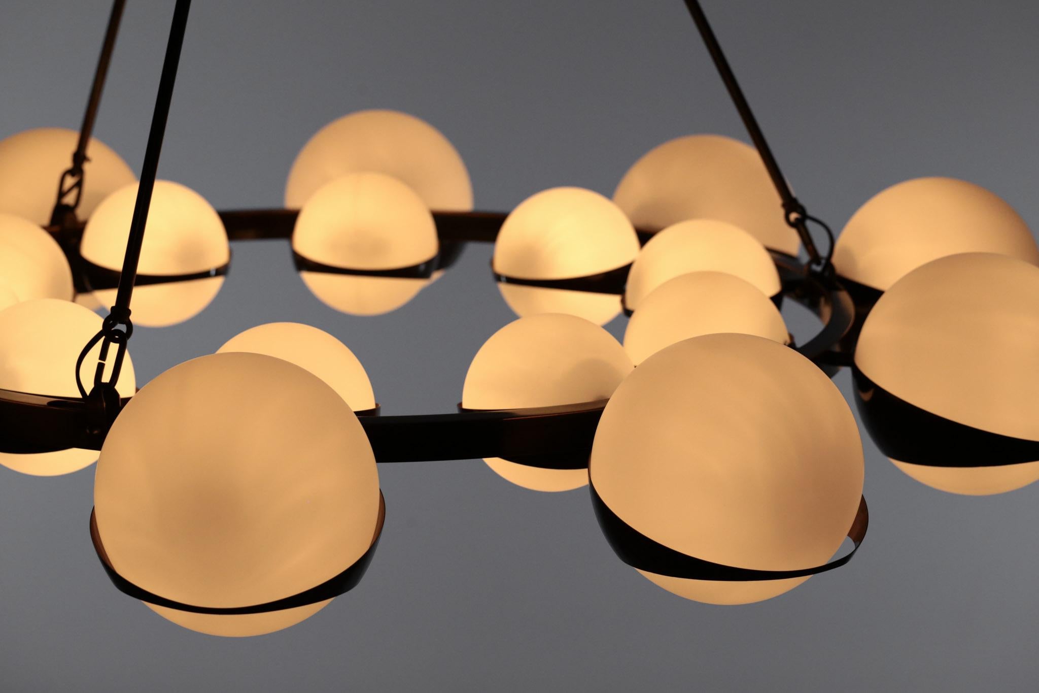 Lampadario italiano in stile Stilnovo Opalini in ottone Grande Scultura in vendita 4