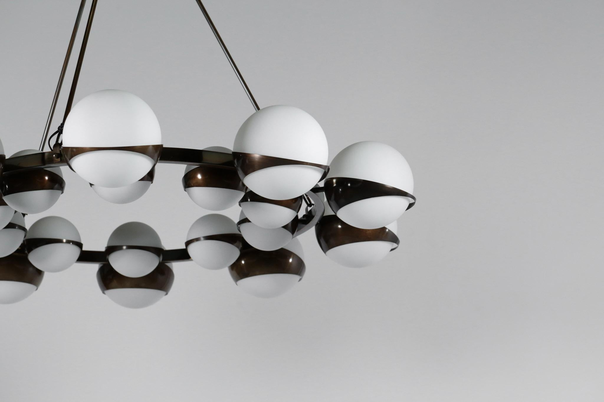 Bellissimo lampadario Stilnovo in stile opalino e ottone scuro. 
Dieci grandi globi esterni e dieci piccoli interni.

Le varianti sono disponibili su richiesta.