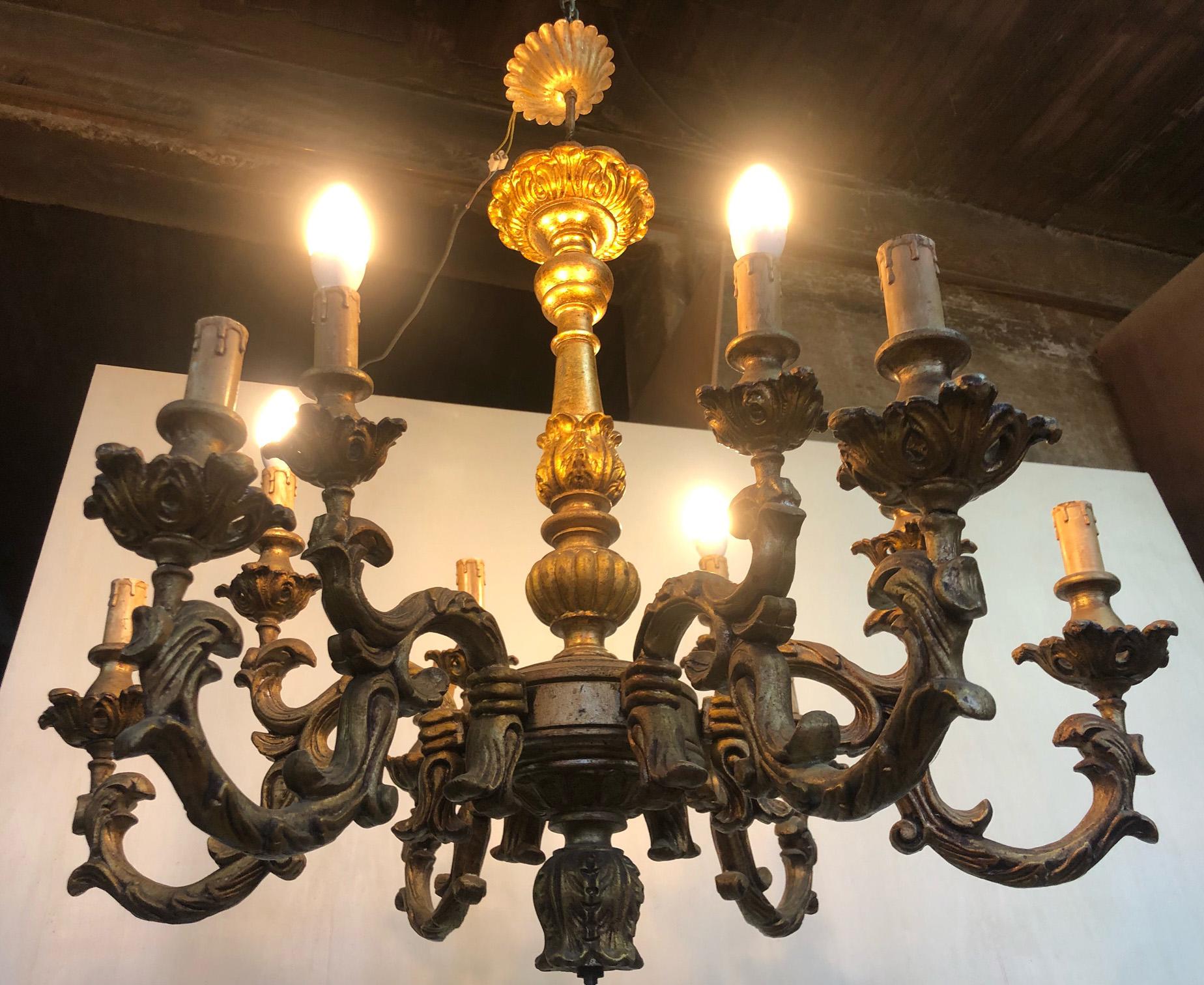 Late 20th Century Italian Chandelier with 12 Lights Gold Wood