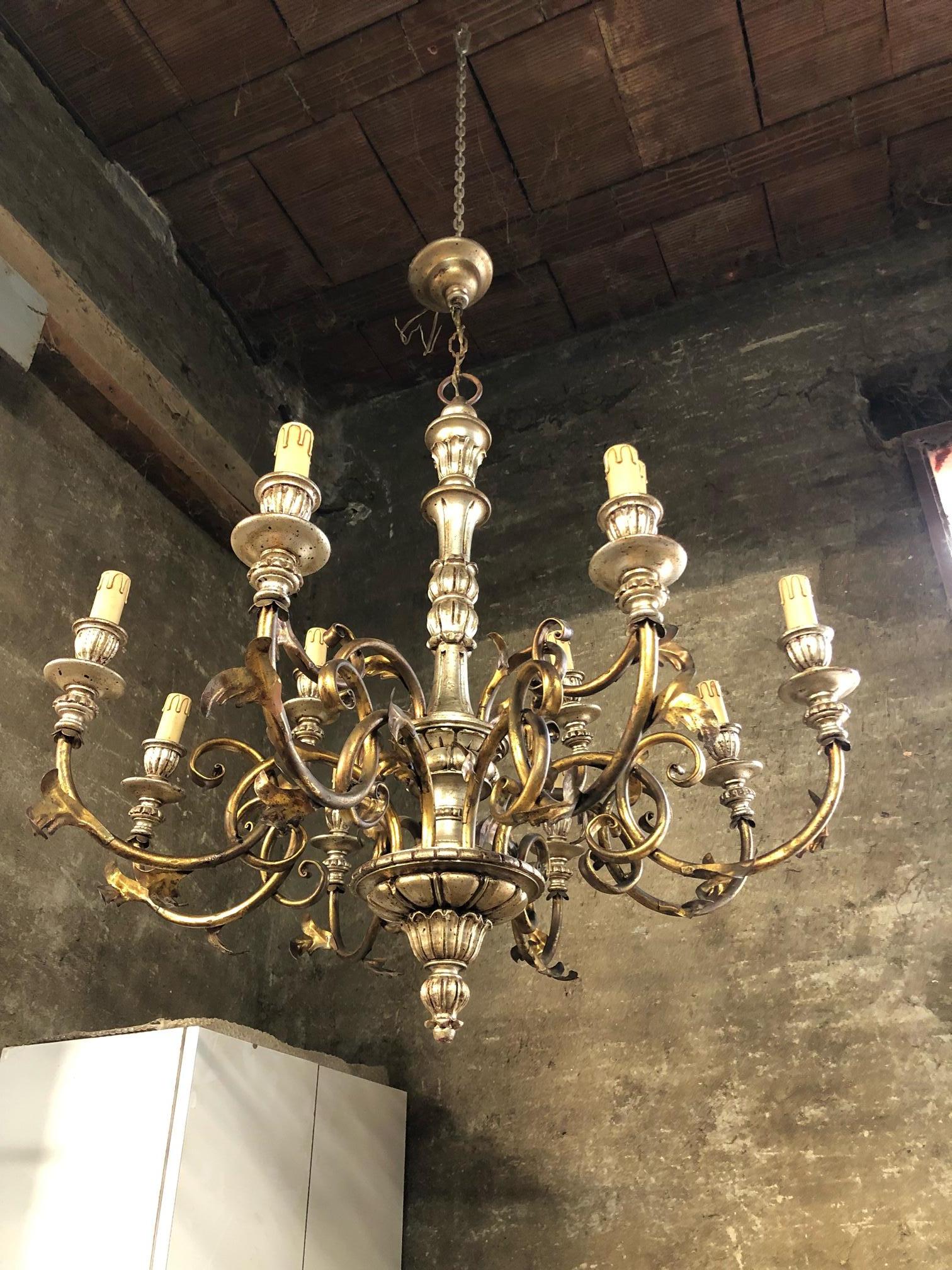 Italian Chandelier with 12 Lights in Wood and Metal In Good Condition In Buggiano, IT