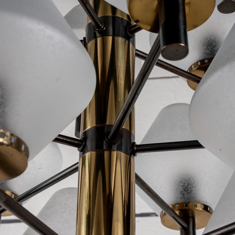 Lampadario in ottone dorato e cromato con 15 bracci di luci in vetro di Murano smerigliato, restauro completo con finiture di alto livello.

L'asta in ottone dorato della parte superiore può essere ridotta e consente quindi di regolare l'altezza