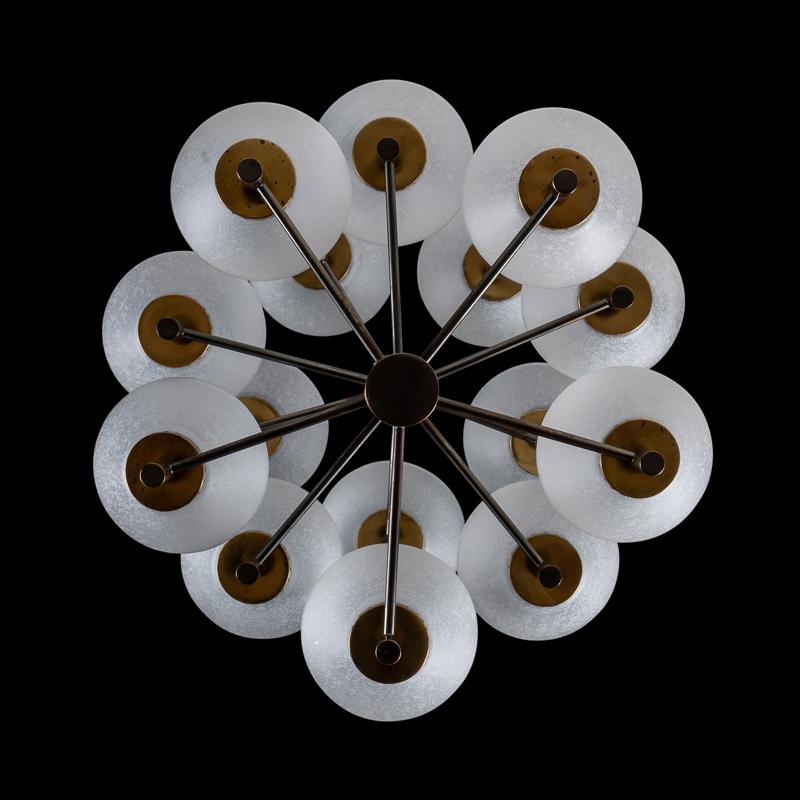 Lampadario italiano con 15 bracci in ottone dorato 1970 In condizioni buone in vendita a SAINT-OUEN-SUR-SEINE, FR