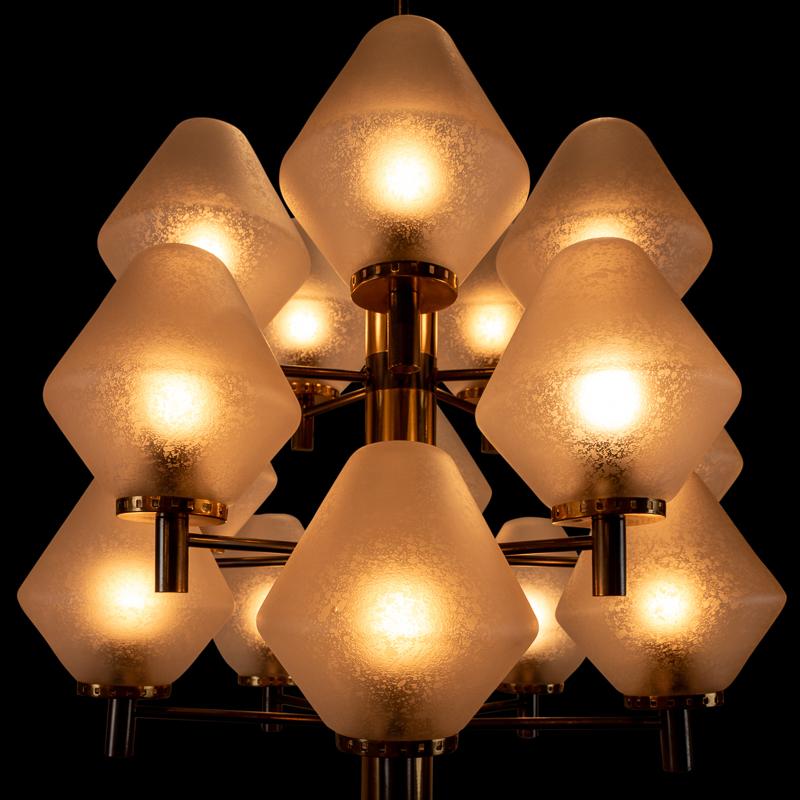 Fine XX secolo Lampadario italiano con 15 bracci in ottone dorato 1970 in vendita