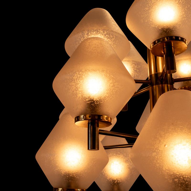 Ottone Lampadario italiano con 15 bracci in ottone dorato 1970 in vendita