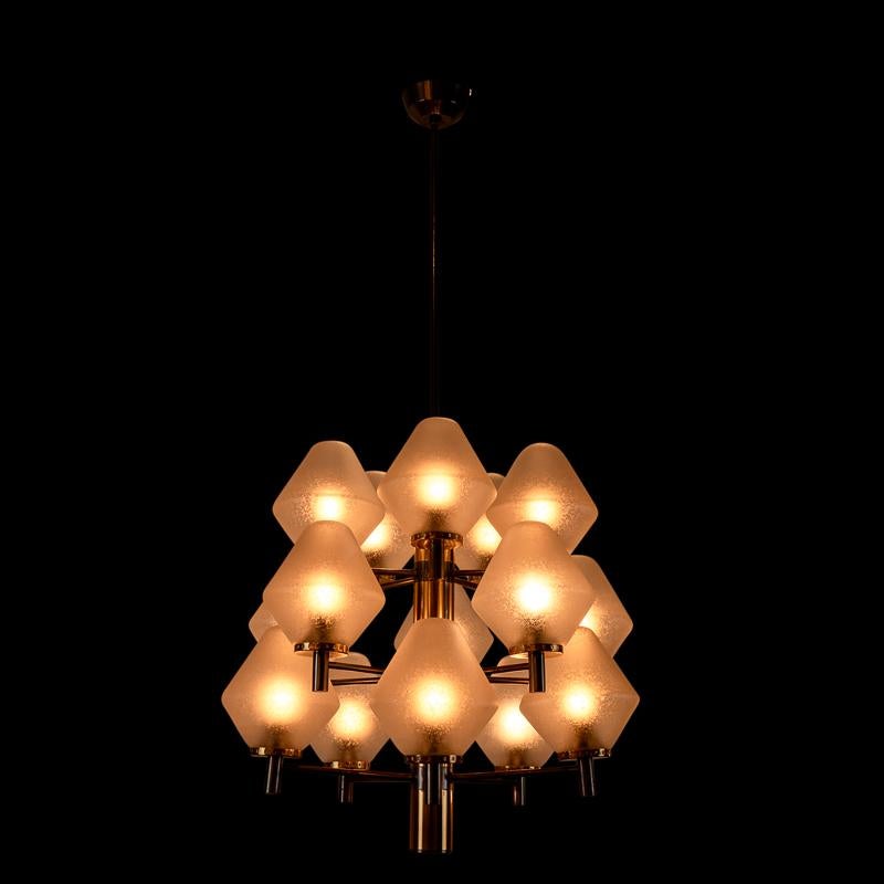 Lampadario italiano con 15 bracci in ottone dorato 1970 in vendita 1