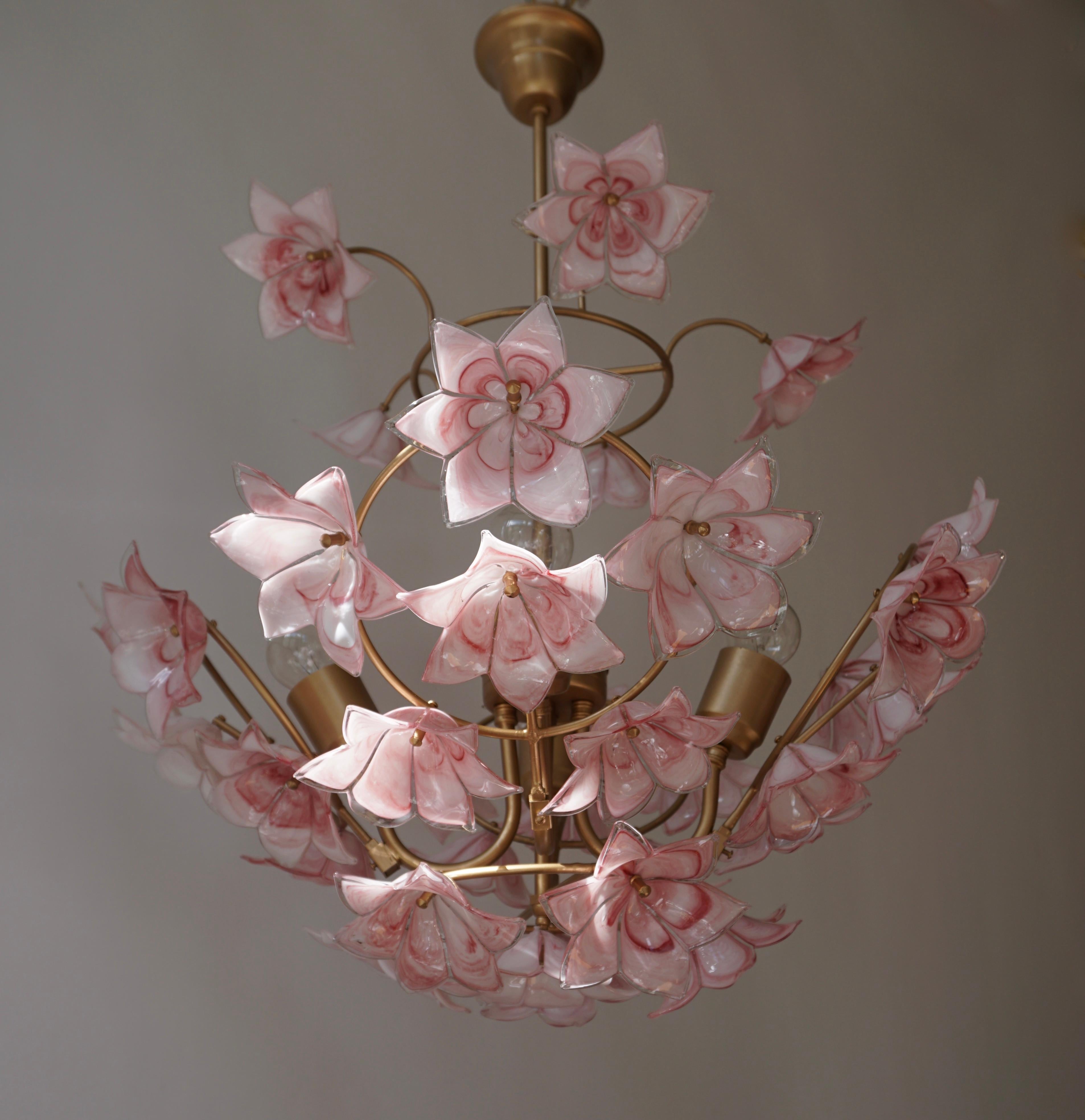 Italian brass chandelier with 35 beautiful pink white Murano glass flowers.
The light requires four single E27 screw fit lightbulbs (60Watt max.) LED compatible.

Measures: Diameter 53 cm.
Height 65 cm.