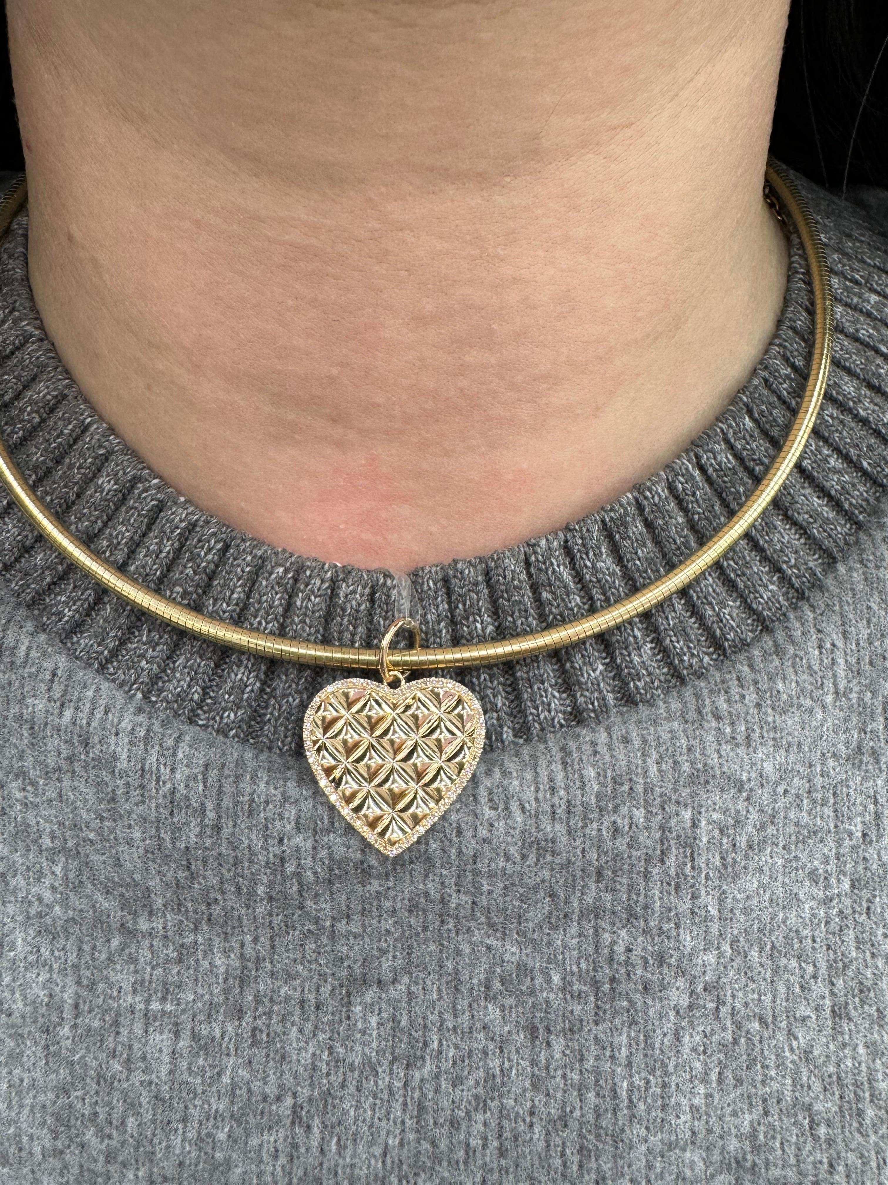 Taille ronde Pendentif italien en or jaune 14 carats à carreaux bordé de diamants en forme de cœur 0,15 carat en vente