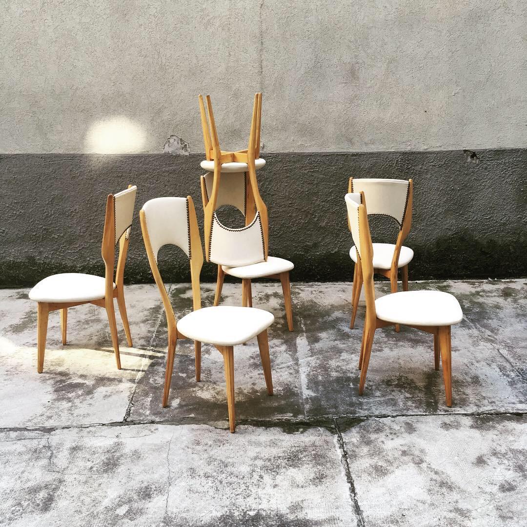 Ce magnifique ensemble de chaises a été restauré et recouvert de similicuir blanc comme à l'origine, de sorte qu'elles sont robustes et prêtes à s'intégrer à votre mobilier.
