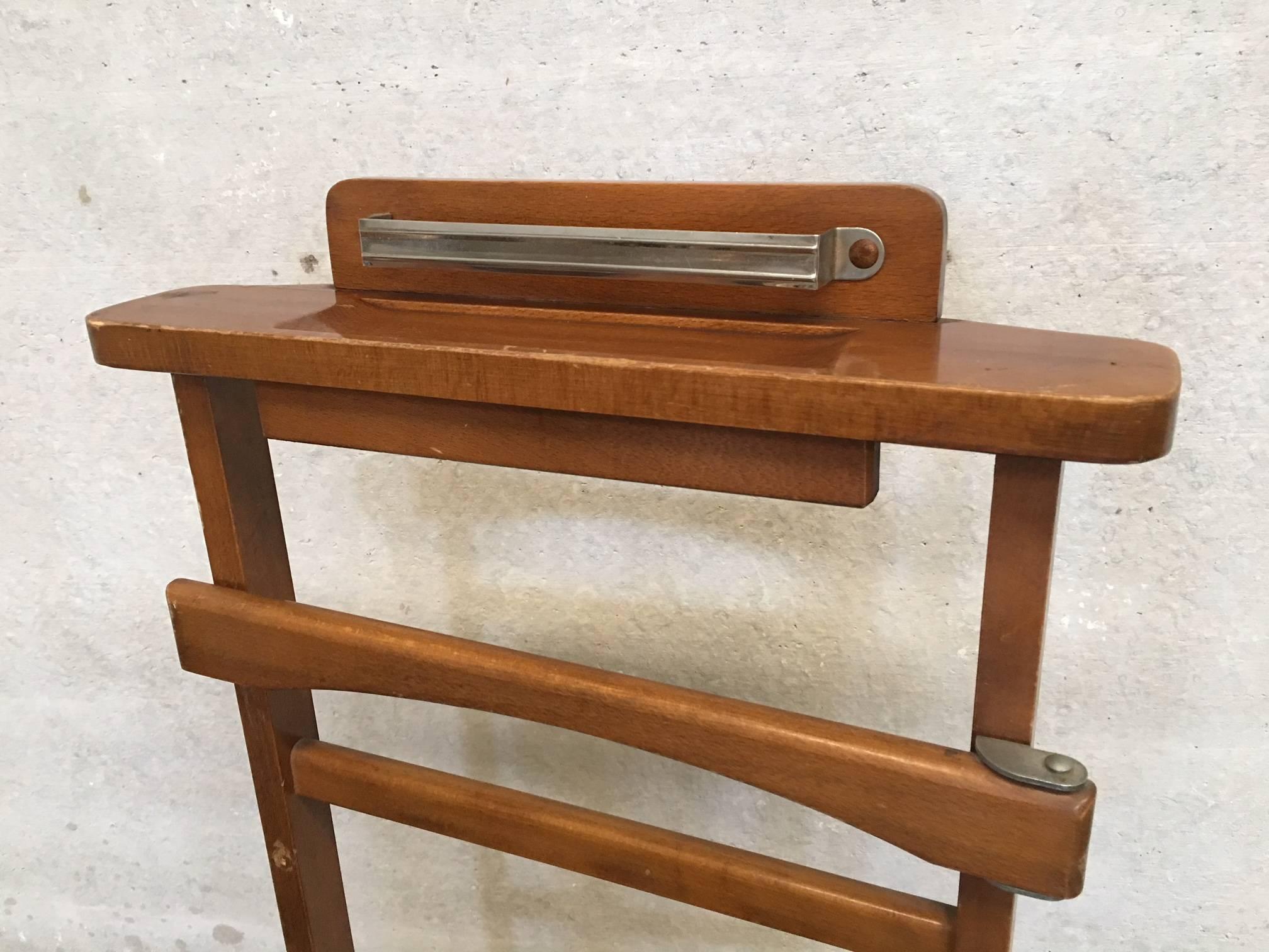 Italian Cherry Valet Stand Dressboy in the Manner of Fratelli Reguitti, 1960s In Excellent Condition For Sale In Miami, FL