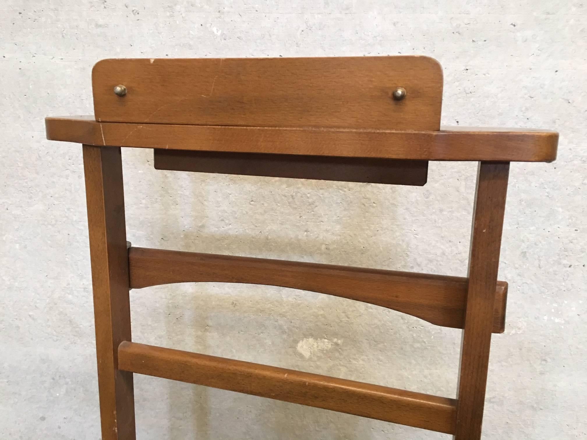 Italian Cherry Valet Stand Dressboy in the Manner of Fratelli Reguitti, 1960s For Sale 2