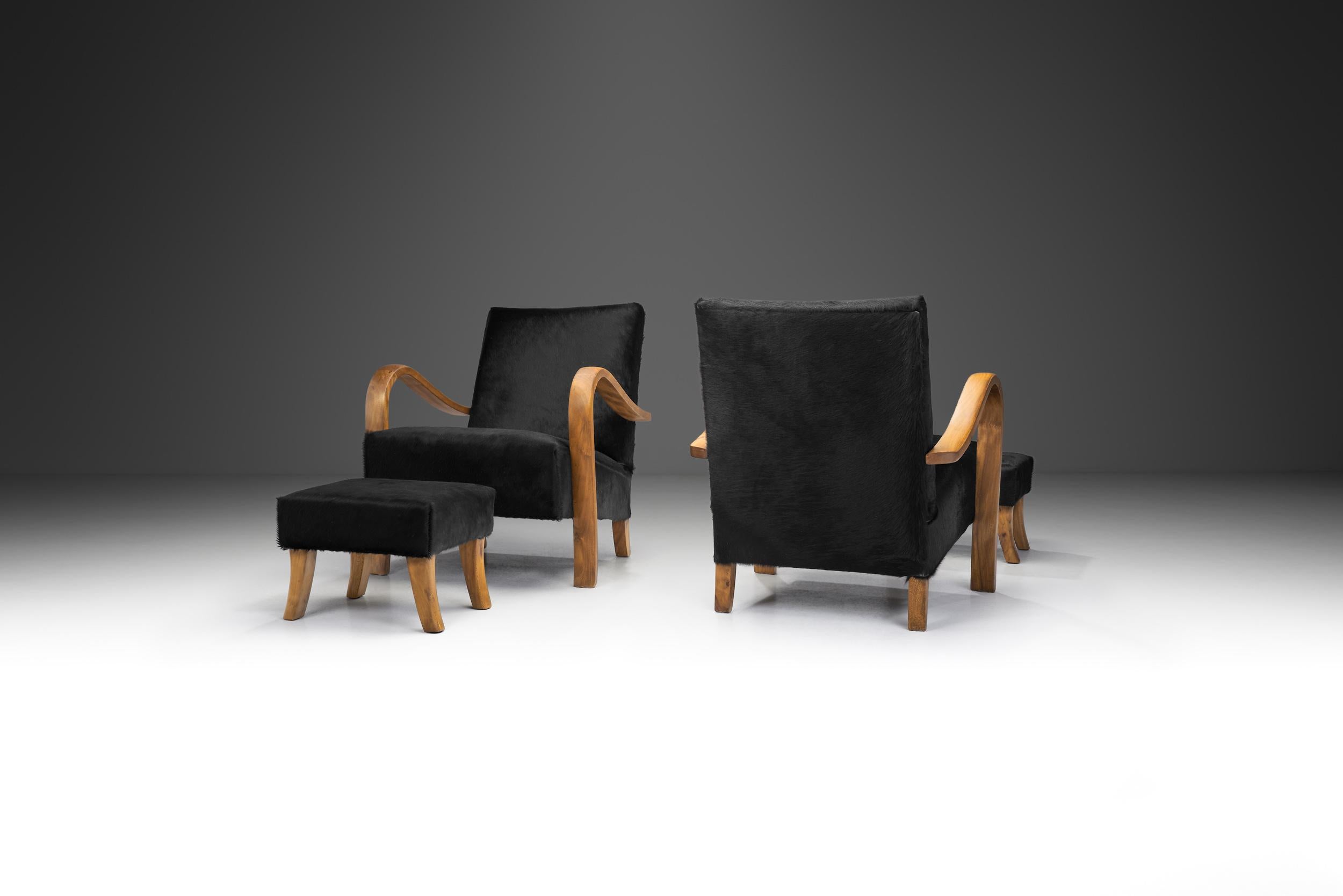 Italienische Sessel aus Kirschholz mit Fußhockern aus dunklem Rindsleder, Italien 1950er Jahre (Moderne der Mitte des Jahrhunderts) im Angebot
