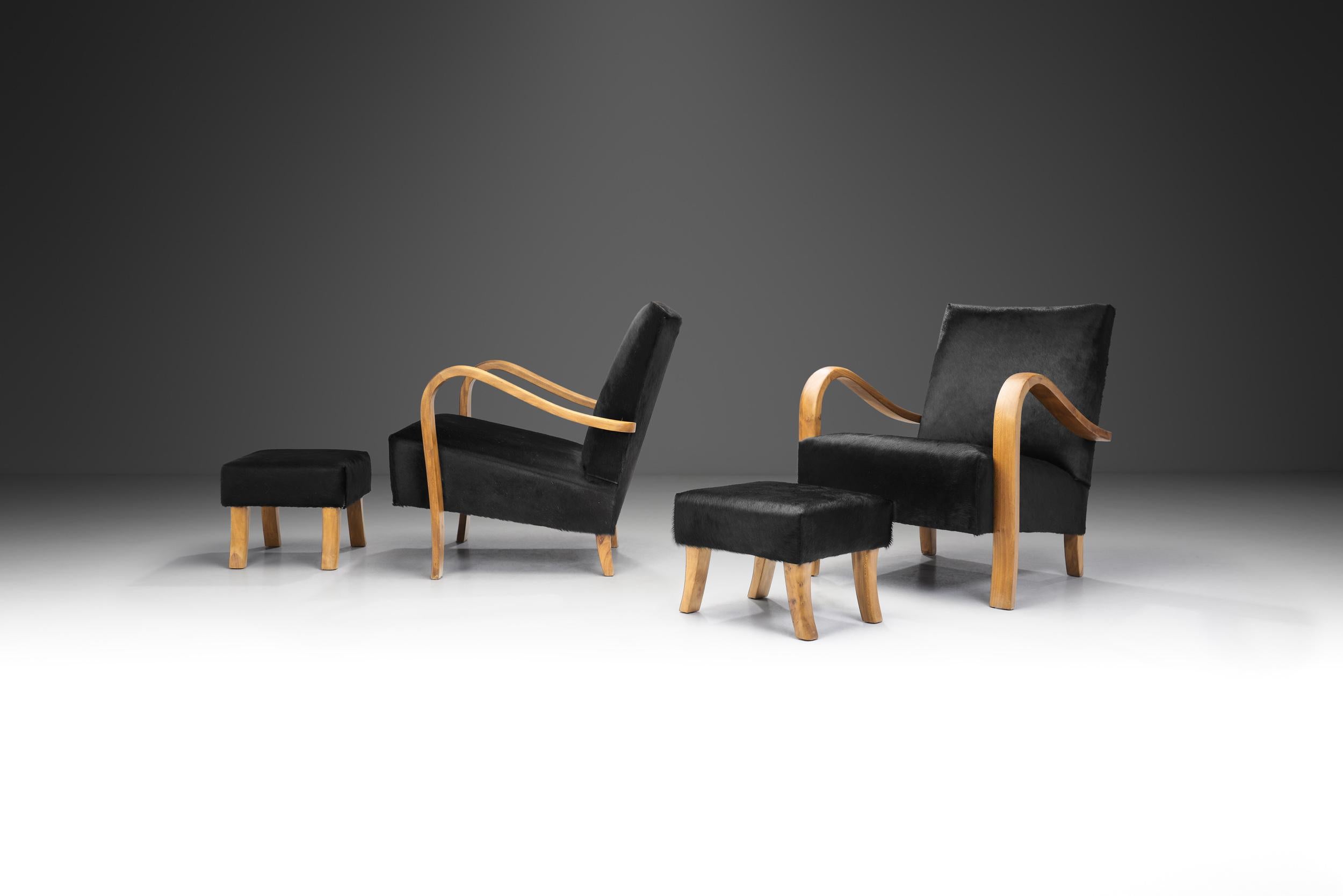 Mid-20th Century Italian Cherry Wood Lounge Chairs with Foot Stools in Dark Cowhide, Italy 1950s For Sale