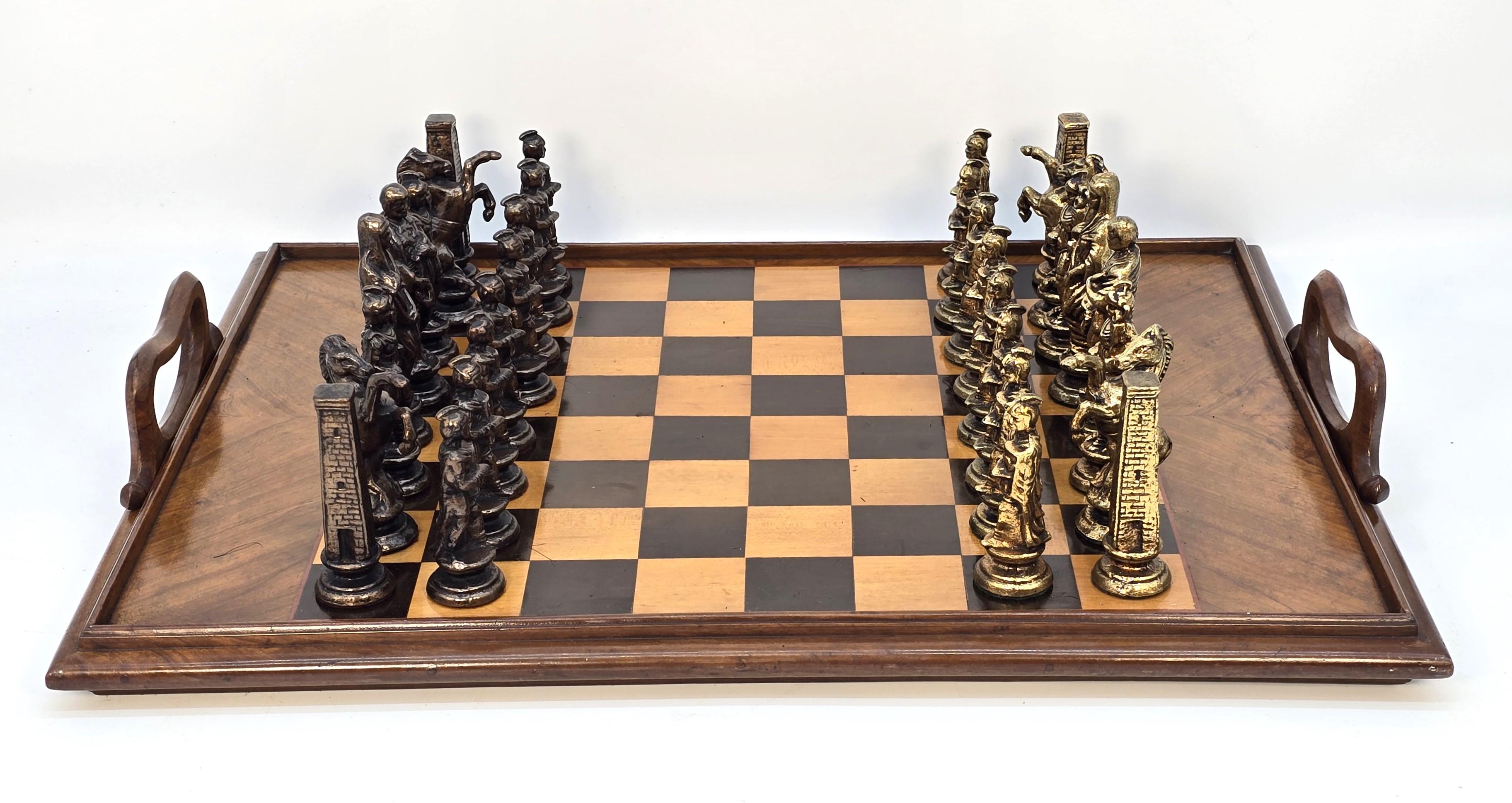 Questo eccezionale e rarissimo vassoio a scacchiera reversibile in legno d'ulivo della Sorrento ware della fine del XIX secolo è davvero insolito. 

Il grande vassoio è dotato di maniglie in legno incernierate e reversibili che ruotano da un lato