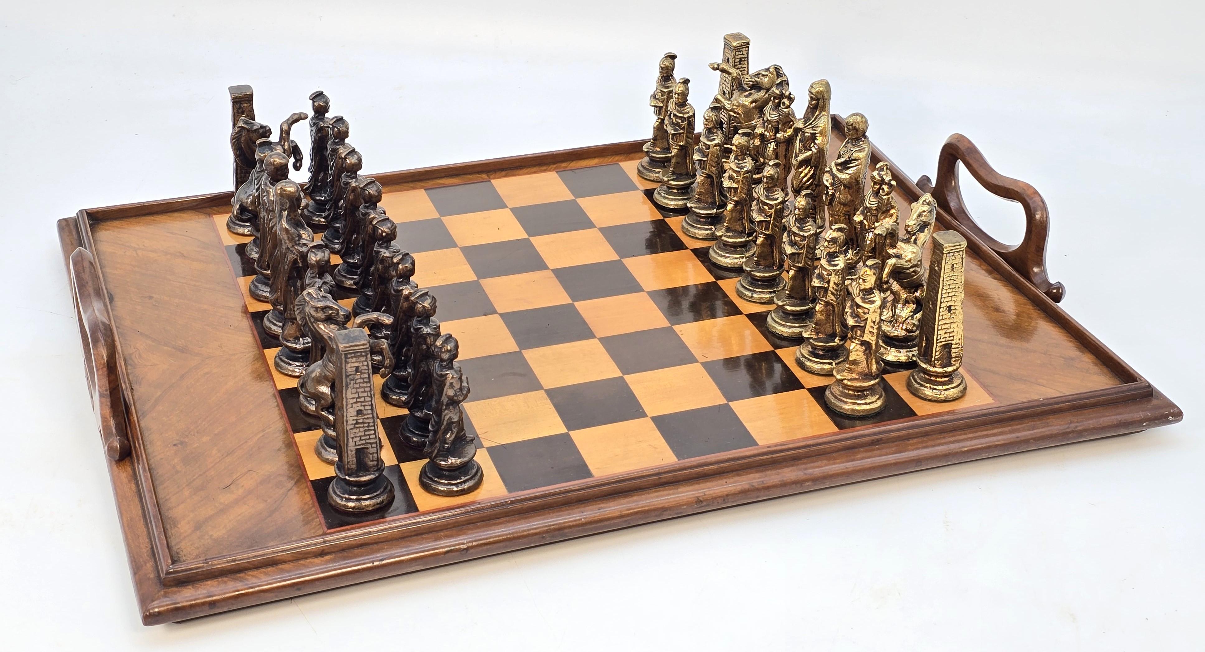 Italiano Scacchiera italiana - vassoio reversibile con pezzi di scacchi in bronzo, Sorrento Ware in vendita