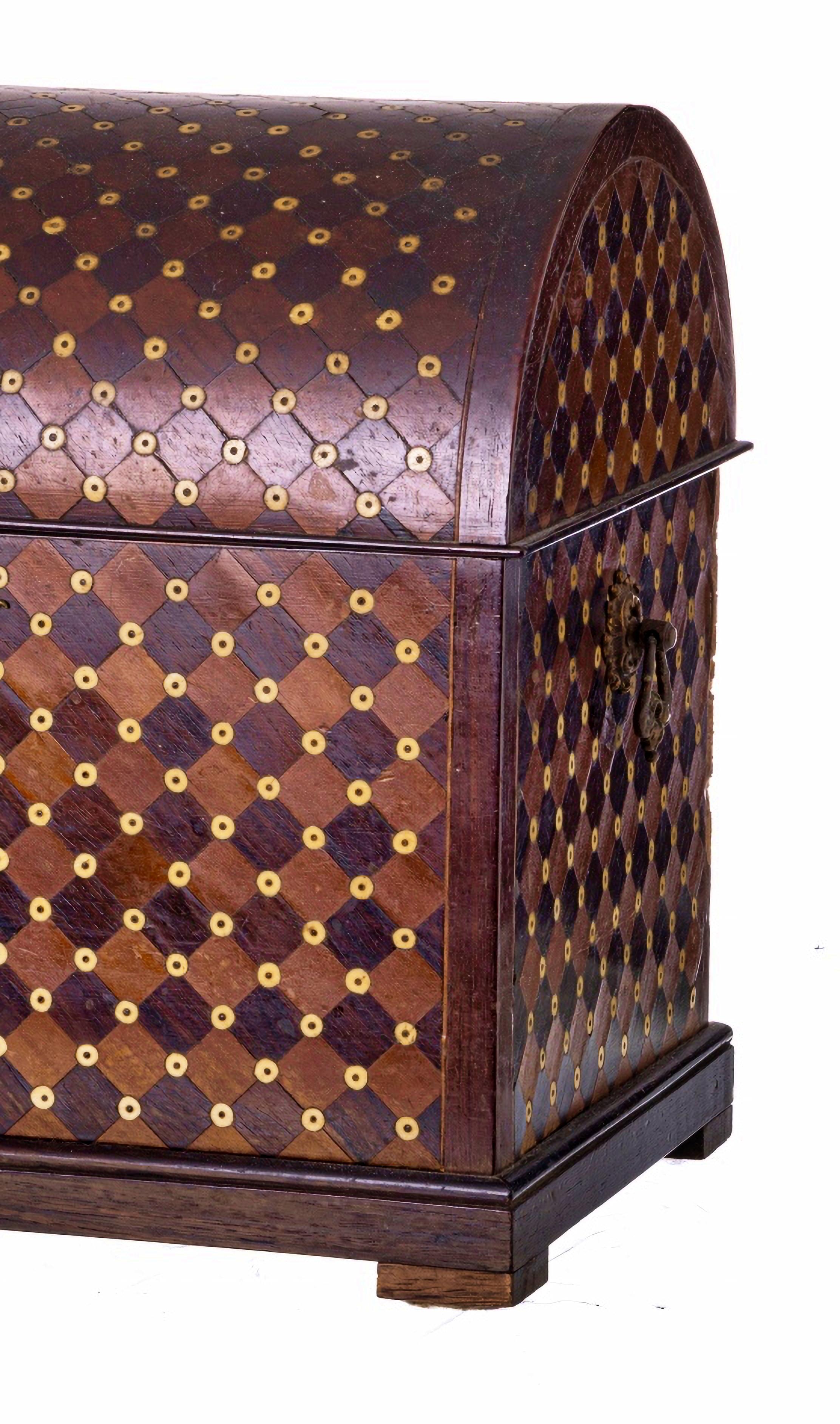 CHEST

Italian, 19th Century,
in ebony and teak wood with ivory inlays.
Metal hardware and handles.
Small defects.
Dim.: 28 x 35 x 23 cm.
good condition