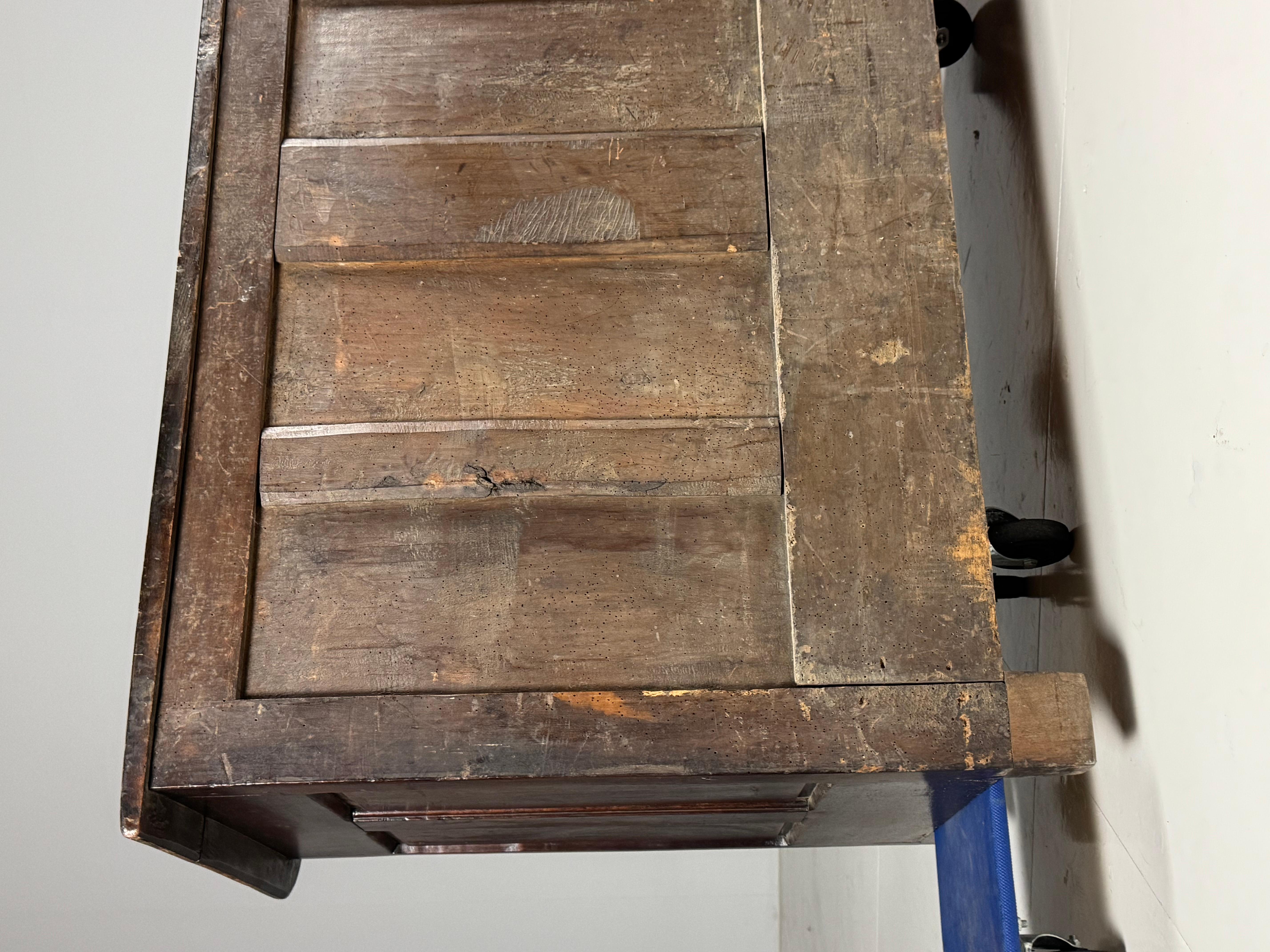 Fantastica cassettiera intarsiata italiana. XVIII secolo. Colore e patina bellissimi.