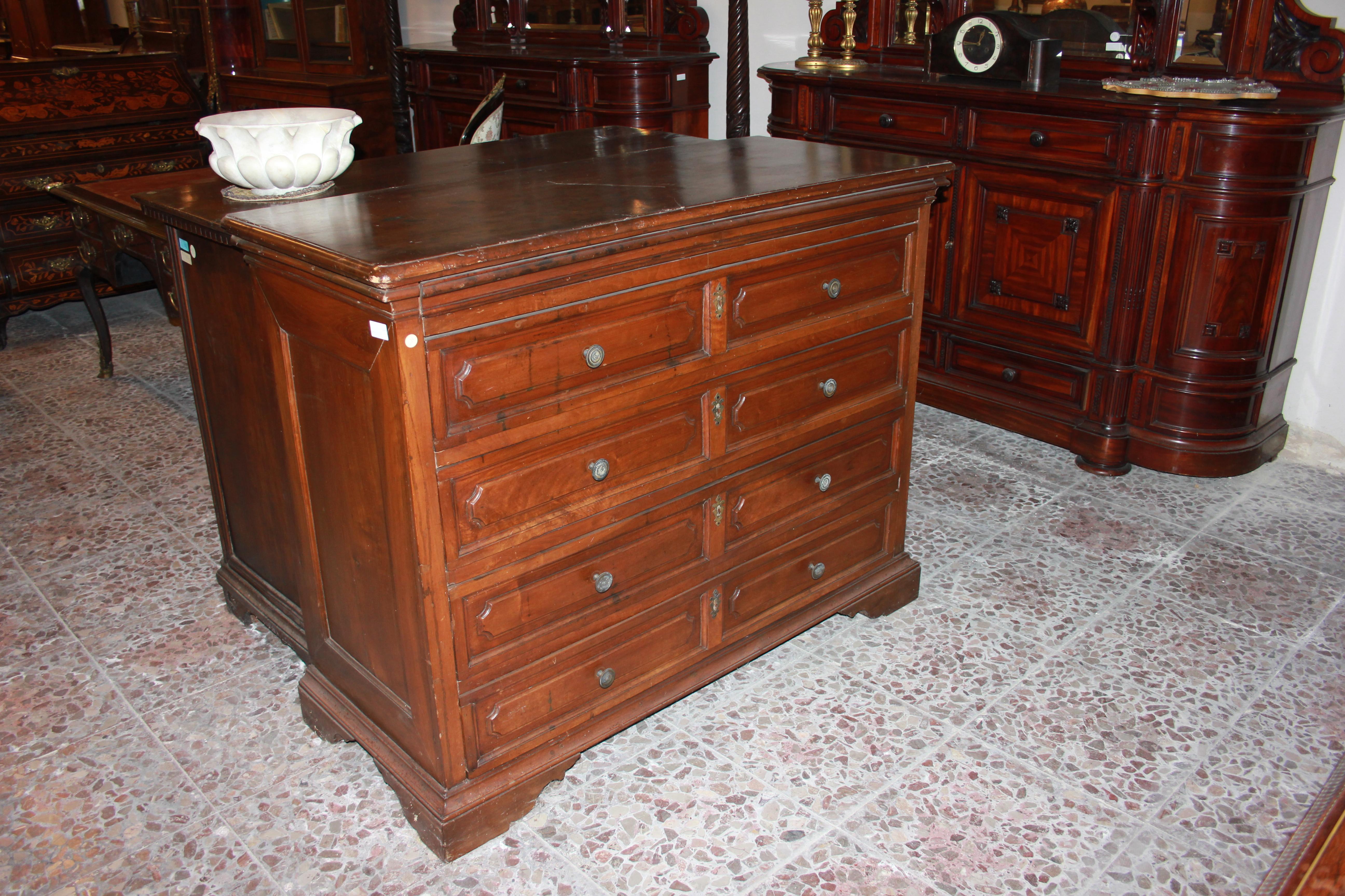 Italian walnut chest of drawers from the 1600s. It features a small drawer below the top and 4 large drawers.

Origin: Italy, Tuscany

Period: 1600

Dimensions: 136x58x106h cm