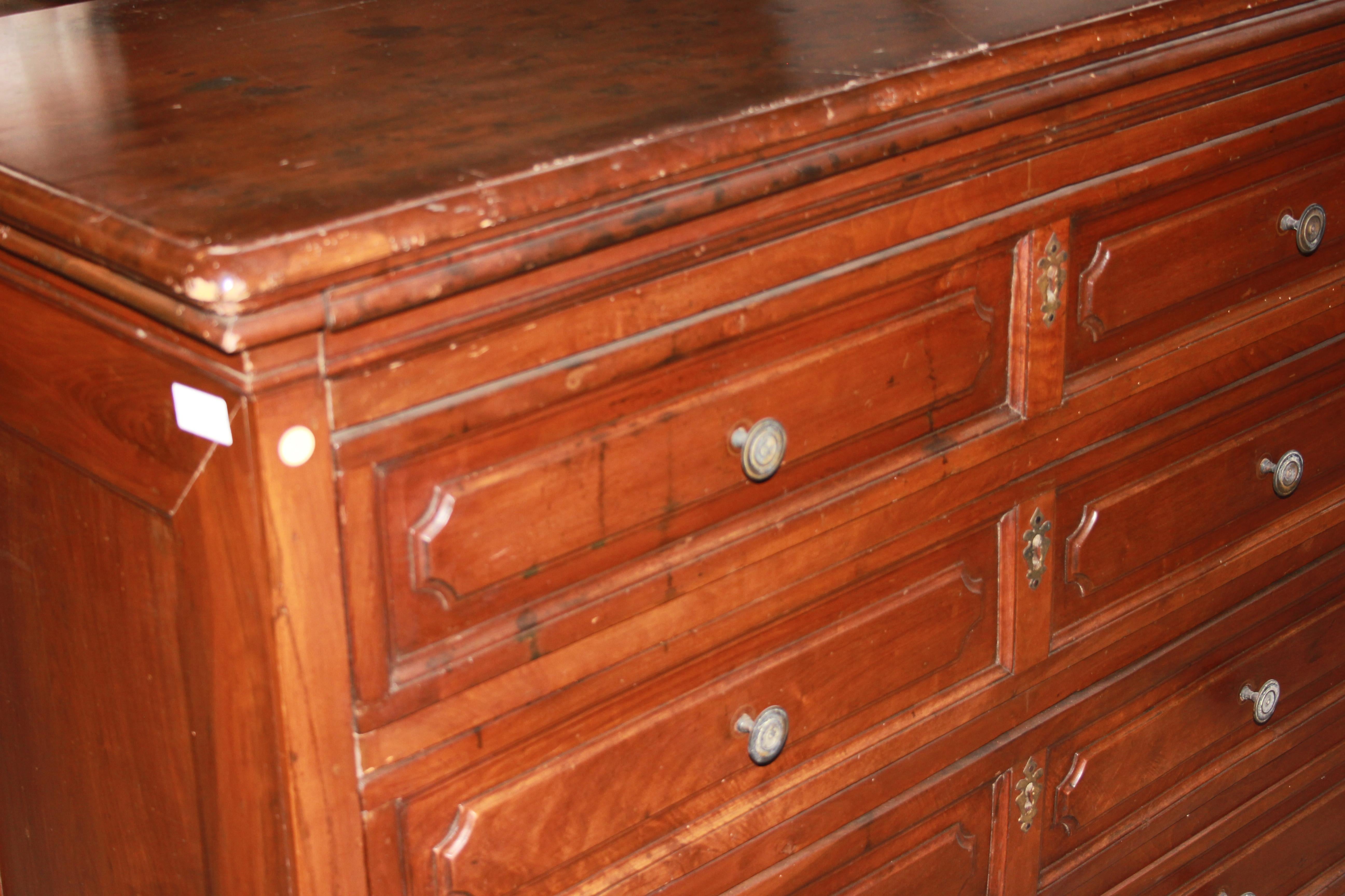  Italian chest of drawers from the 1600s in walnut wood In Excellent Condition For Sale In Barletta, IT