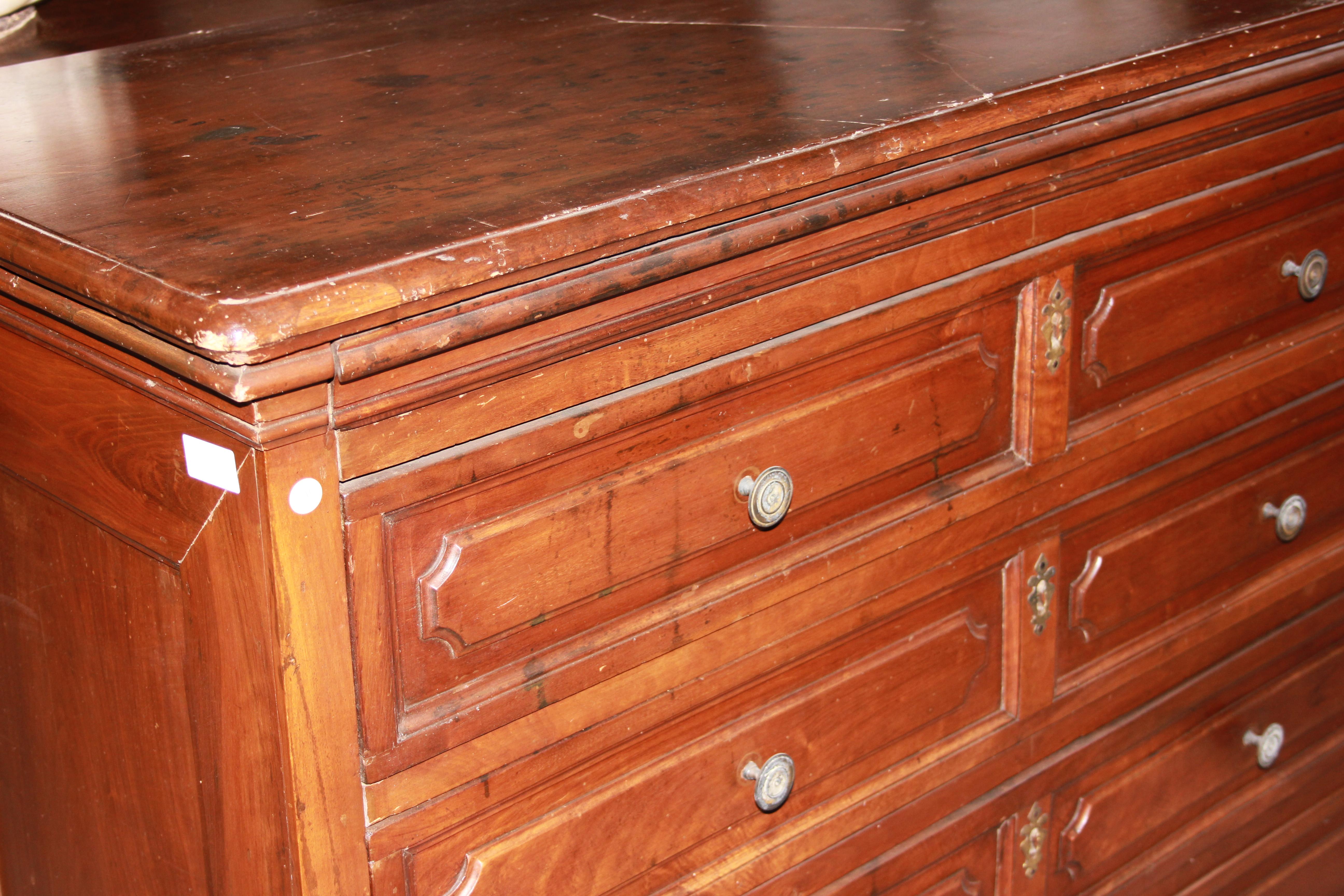 18th Century and Earlier  Italian chest of drawers from the 1600s in walnut wood For Sale