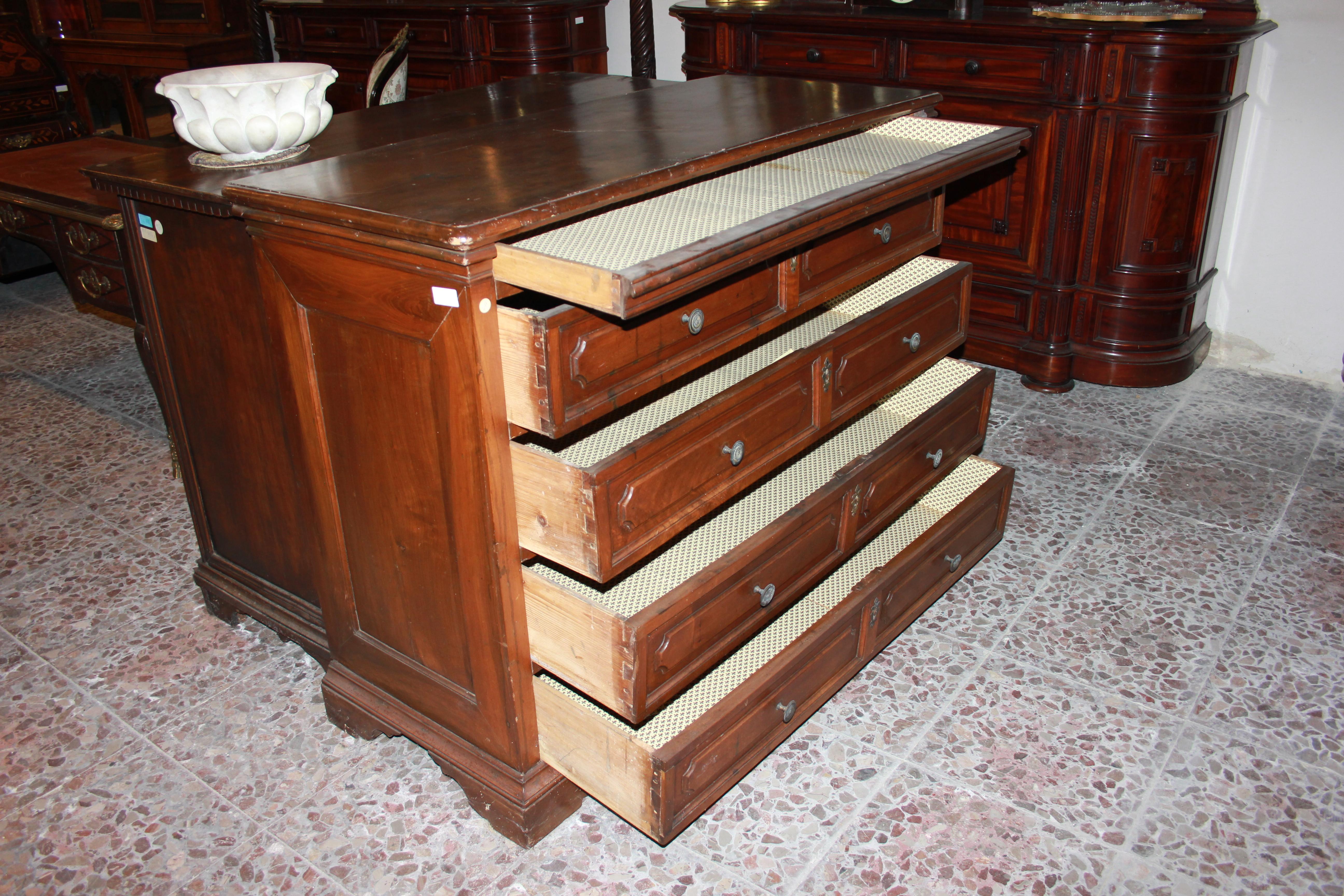 Walnut  Italian chest of drawers from the 1600s in walnut wood For Sale
