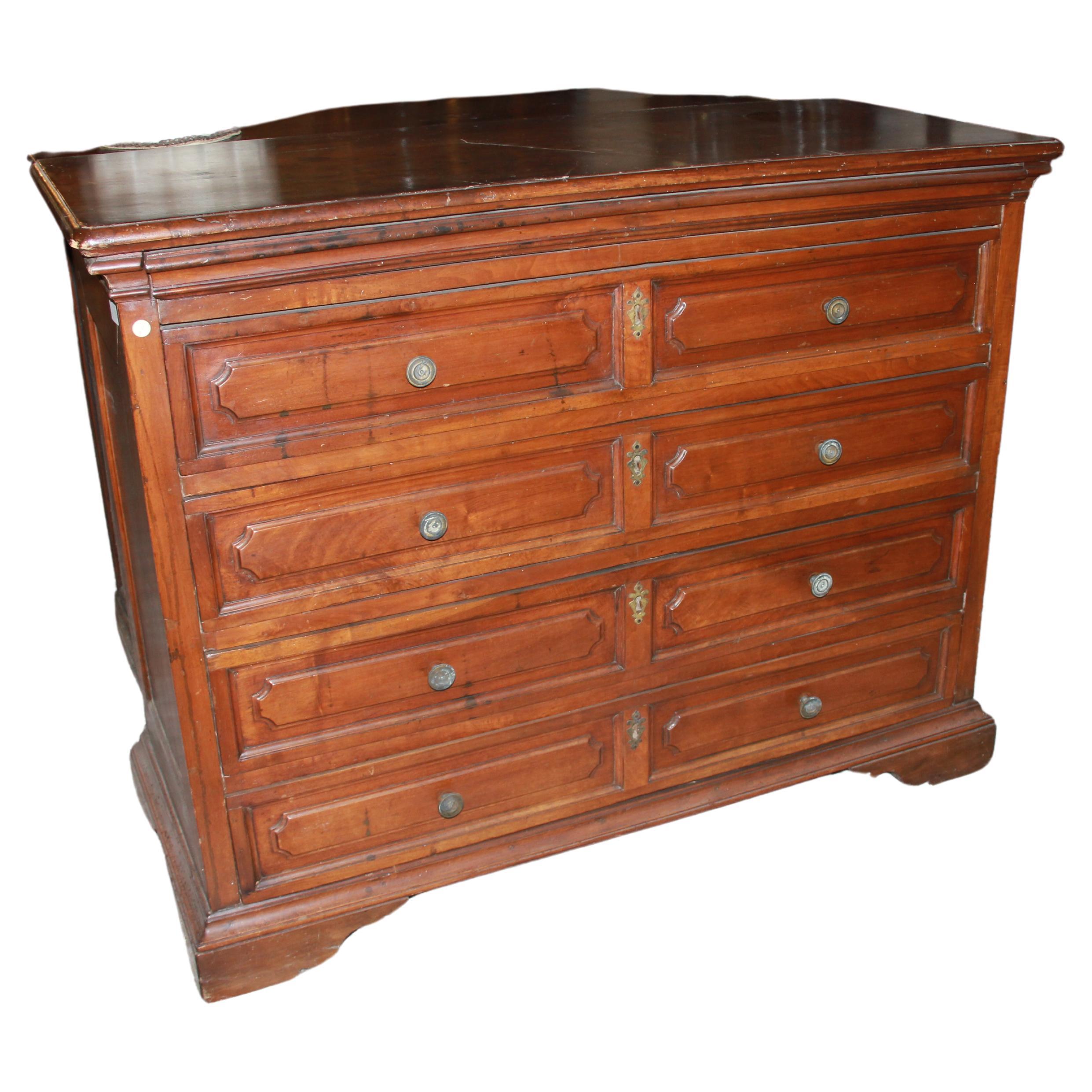  Italian chest of drawers from the 1600s in walnut wood For Sale