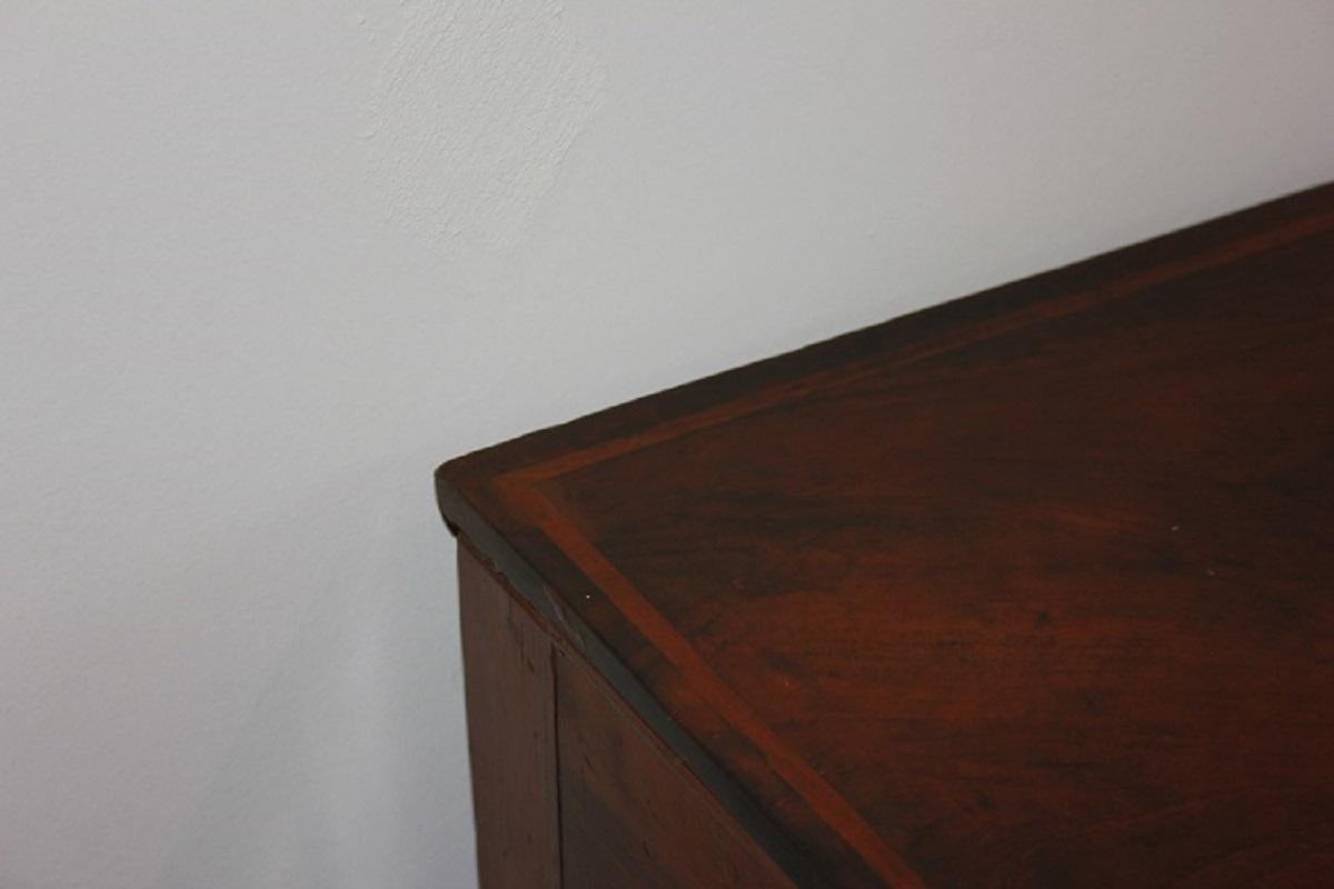 Italian chest of drawers from the 1700s, Louis XVI style, made of walnut wood For Sale 1