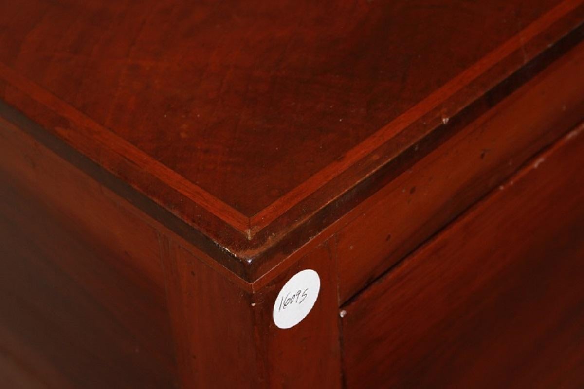 Italian chest of drawers from the 1700s, Louis XVI style, made of walnut wood  For Sale 3