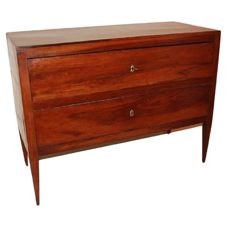 Italian chest of drawers from the 1700s, Louis XVI style, made of walnut wood  For Sale