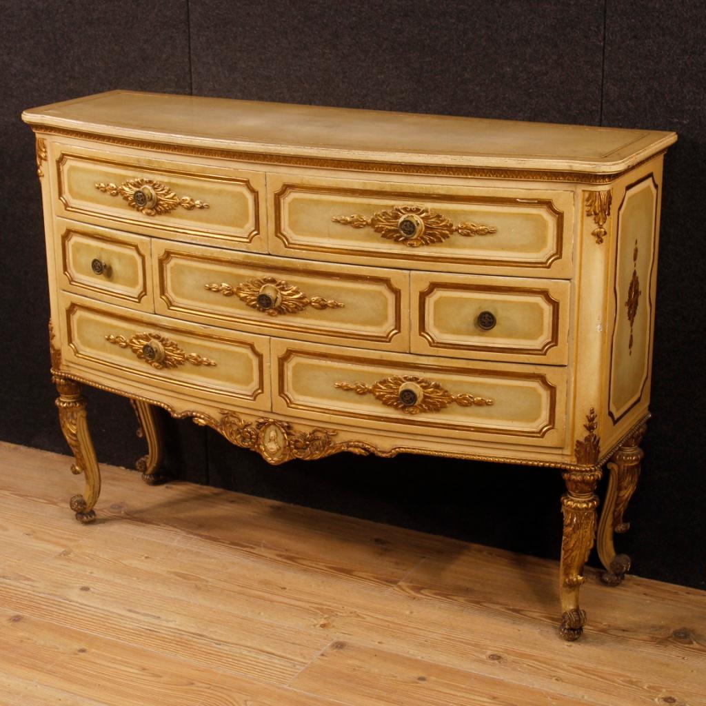 Italian chest of drawers from mid-20th century. Dresser of beautiful decoration in carved, lacquered and gilded wood in neoclassical style. Furniture with seven drawers of excellent capacity and service. Commode supported by solid legs richly carved