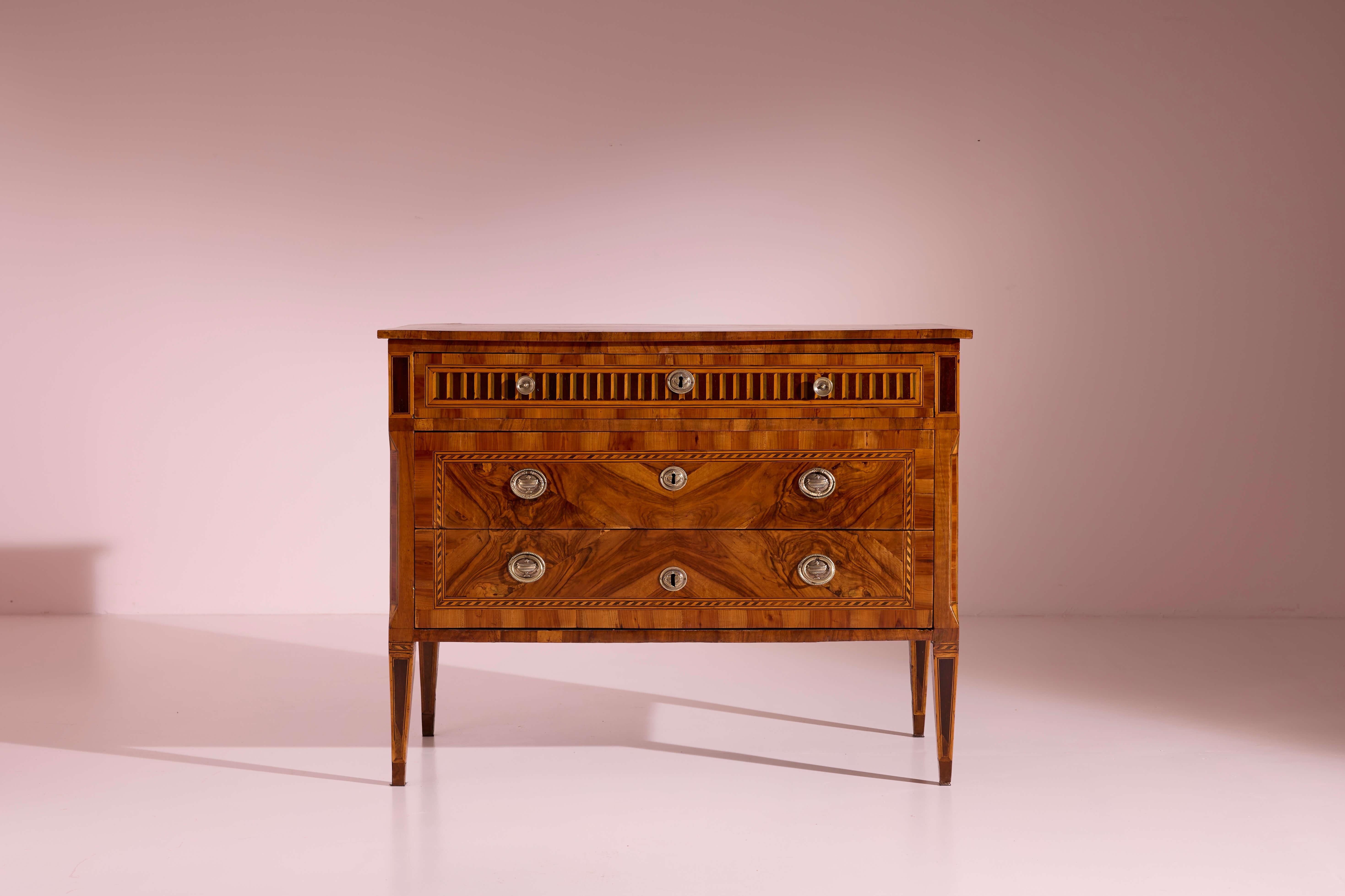 Un elegante e compatto comò italiano in stile Luigi XVI, impiallacciato con legni colorati sul piano, sui lati e sul fronte. Origine lombarda, fine del XVIII secolo

Tra i tanti stili che hanno segnato la storia dell'arredamento, alcune linee si