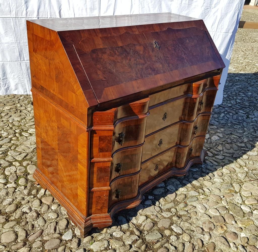 Italian Chest of Drawers, Italy 18th Century Walnut Wood Veneer Bureau Louis XIV For Sale 6