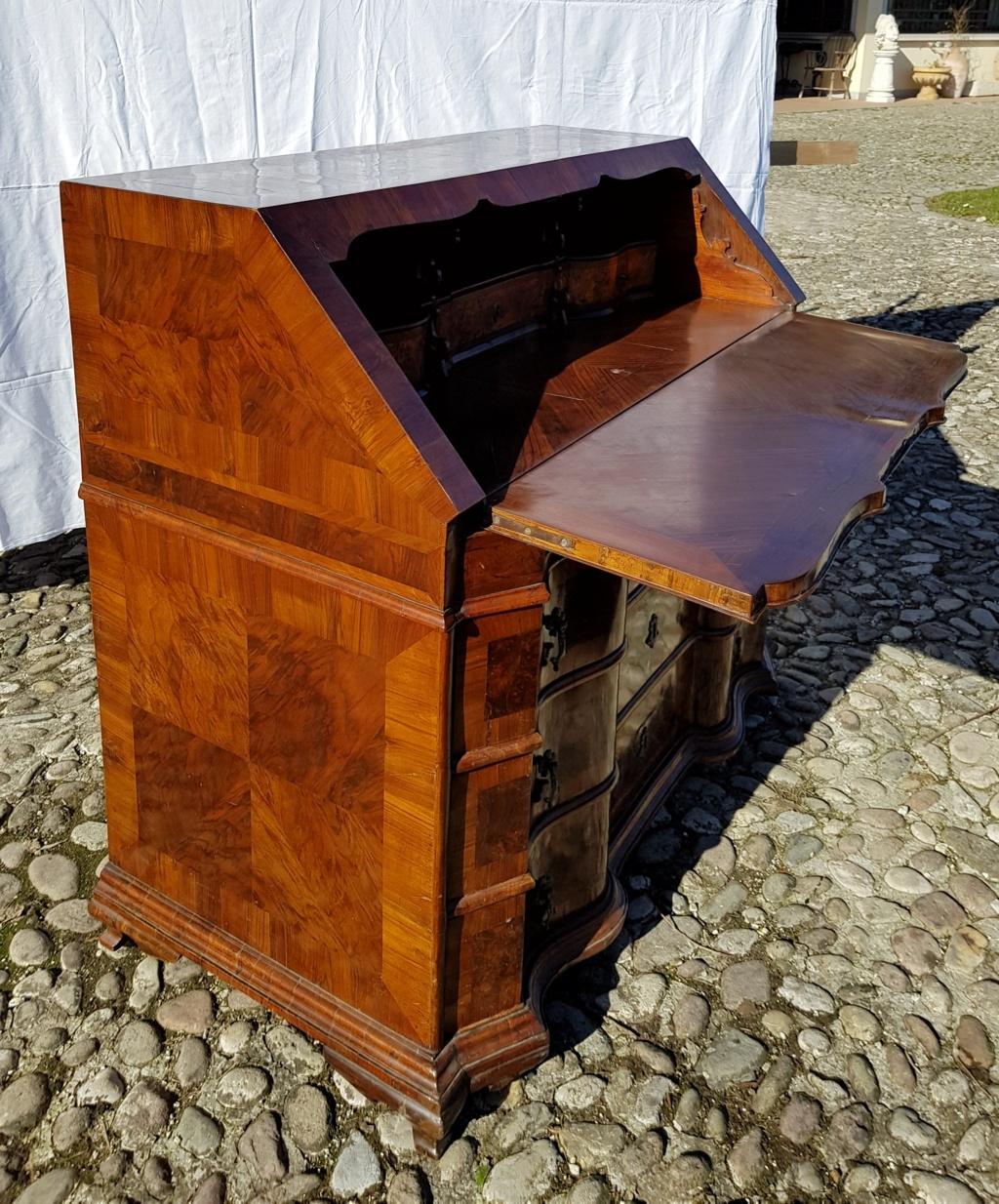 Italian Chest of Drawers, Italy 18th Century Walnut Wood Veneer Bureau Louis XIV For Sale 8