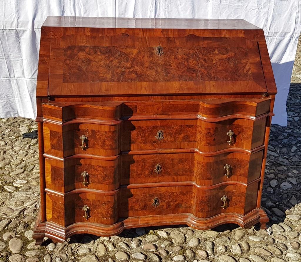 Italian Chest of Drawers, Italy 18th Century Walnut Wood Veneer Bureau Louis XIV In Good Condition For Sale In Varmo, IT