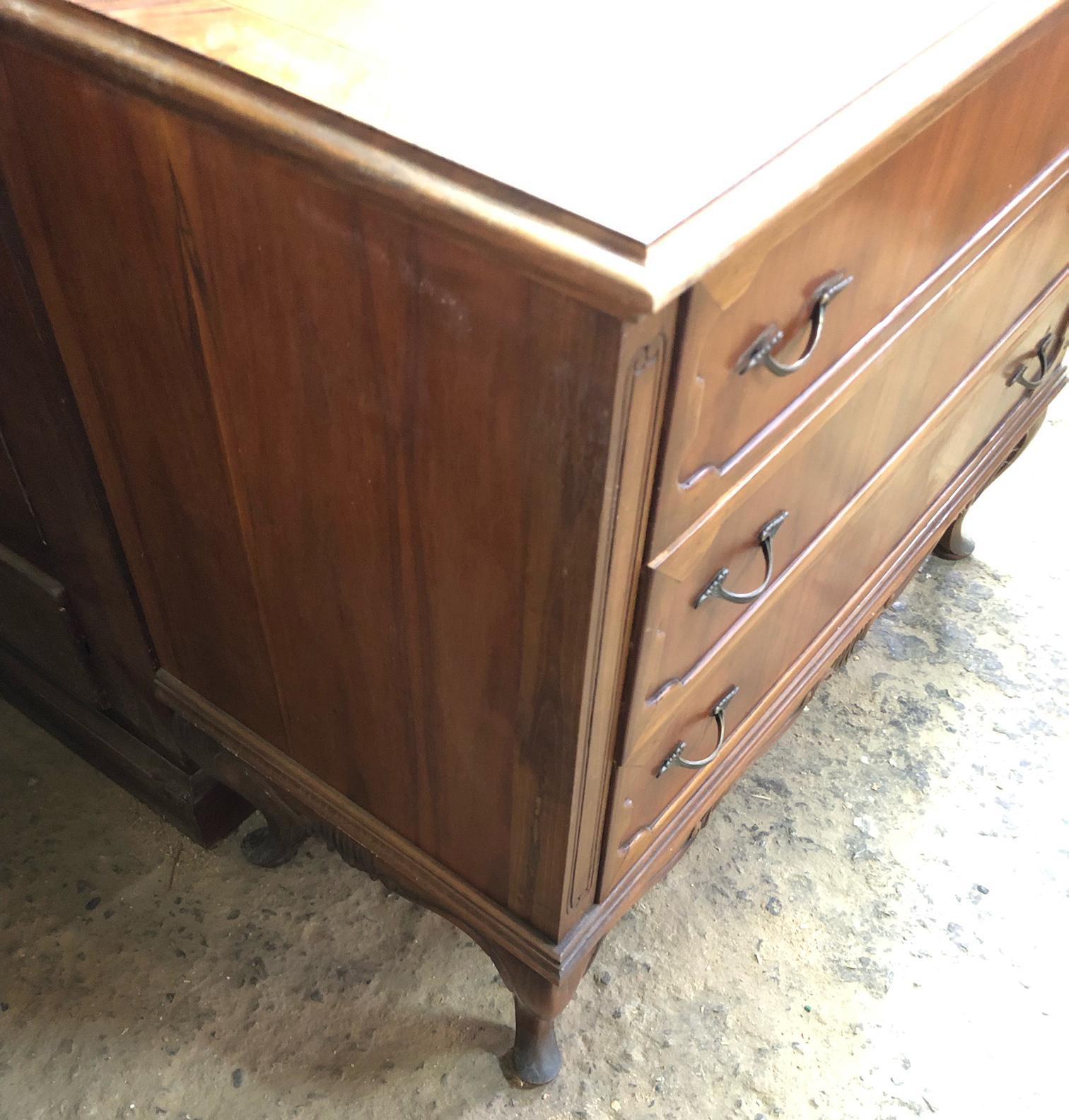 Italian chest of drawers of the twentieth century in natural color walnut with three drawers.
The drawers have quality dovetail joints.
Walnut forms very beautiful handmade designs.
The piece of furniture is particularly elegant.
Comes from an