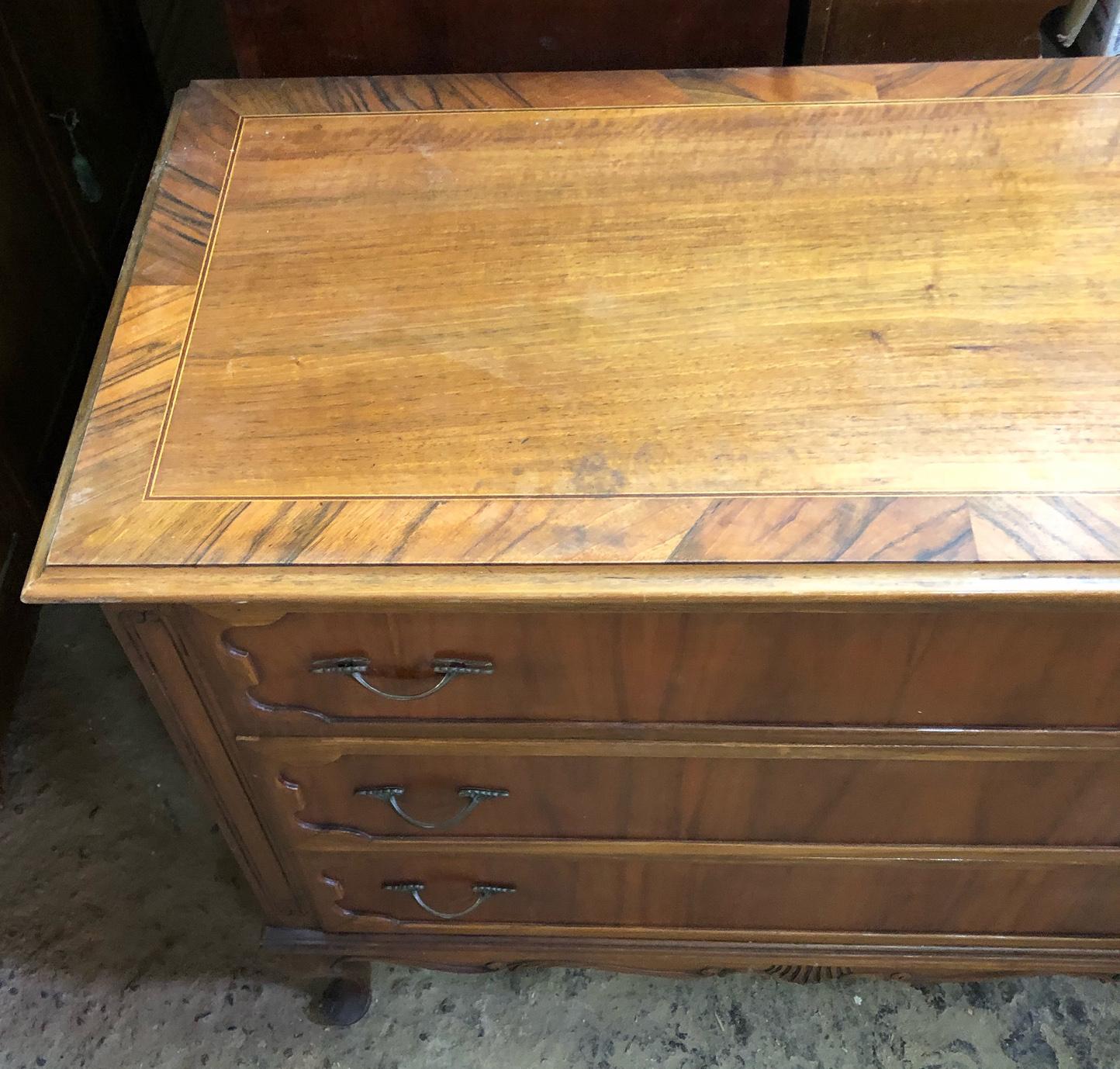 Italian Chest of Drawers of the Twentieth Century in Natural Color Walnut  For Sale 4