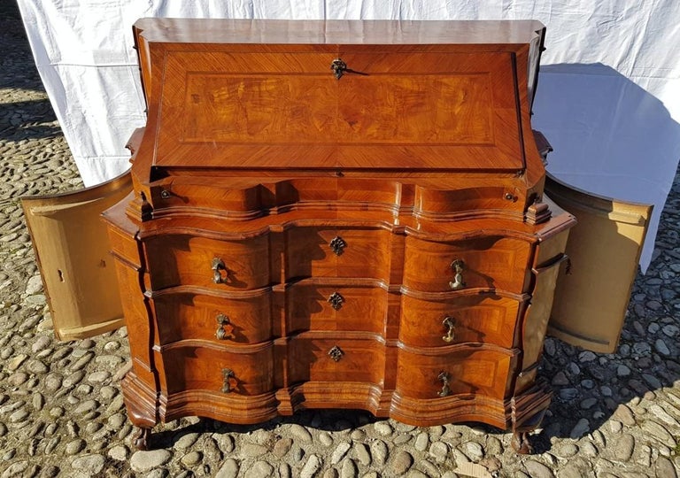 Italian chest of drawers. Venice, 18th century. veneered