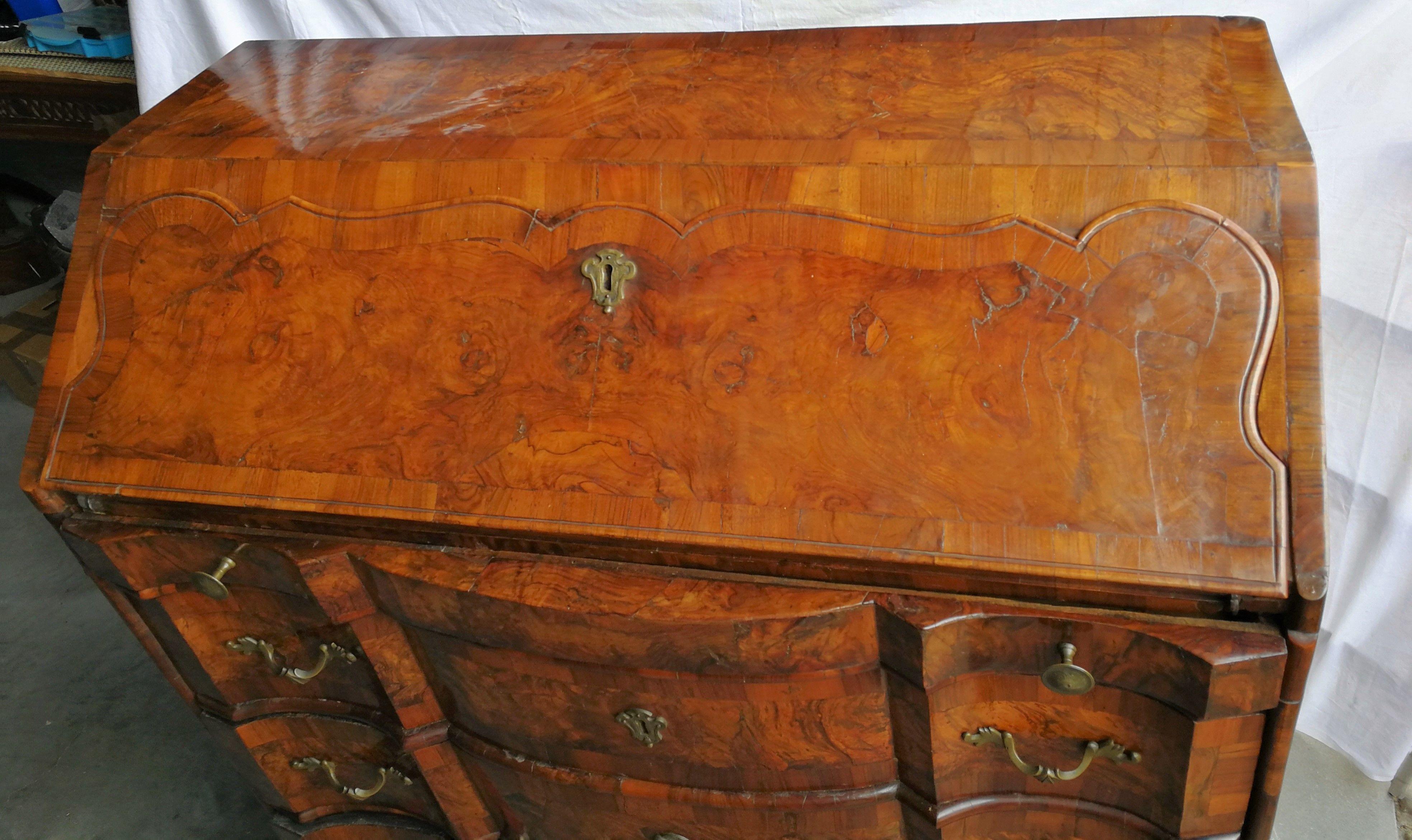 Veneer Italian Commode, Venice, 18th Century, Walnut Wood, Italy Louis XIV Chest Drawer For Sale