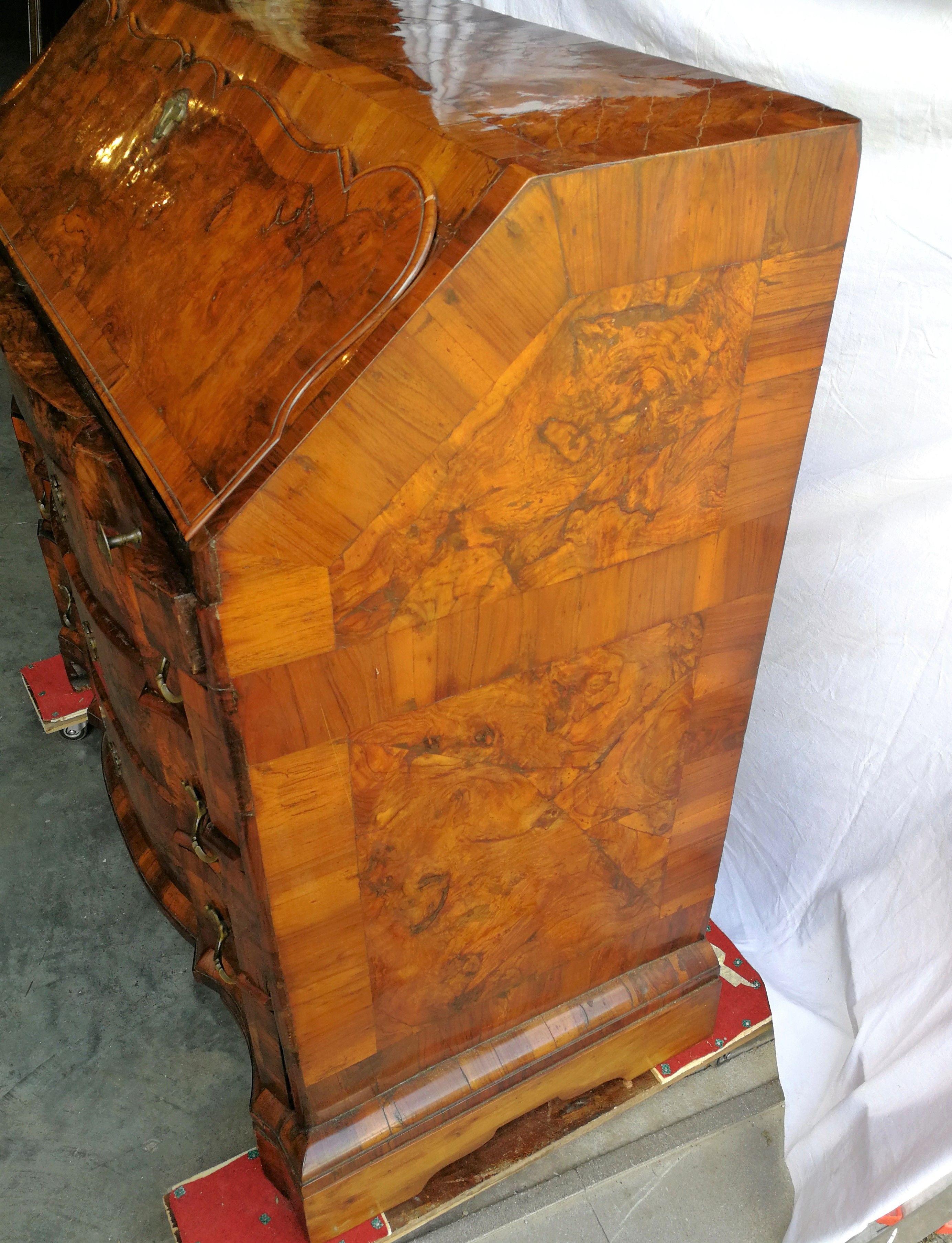 Italian Commode, Venice, 18th Century, Walnut Wood, Italy Louis XIV Chest Drawer In Good Condition For Sale In Varmo, IT