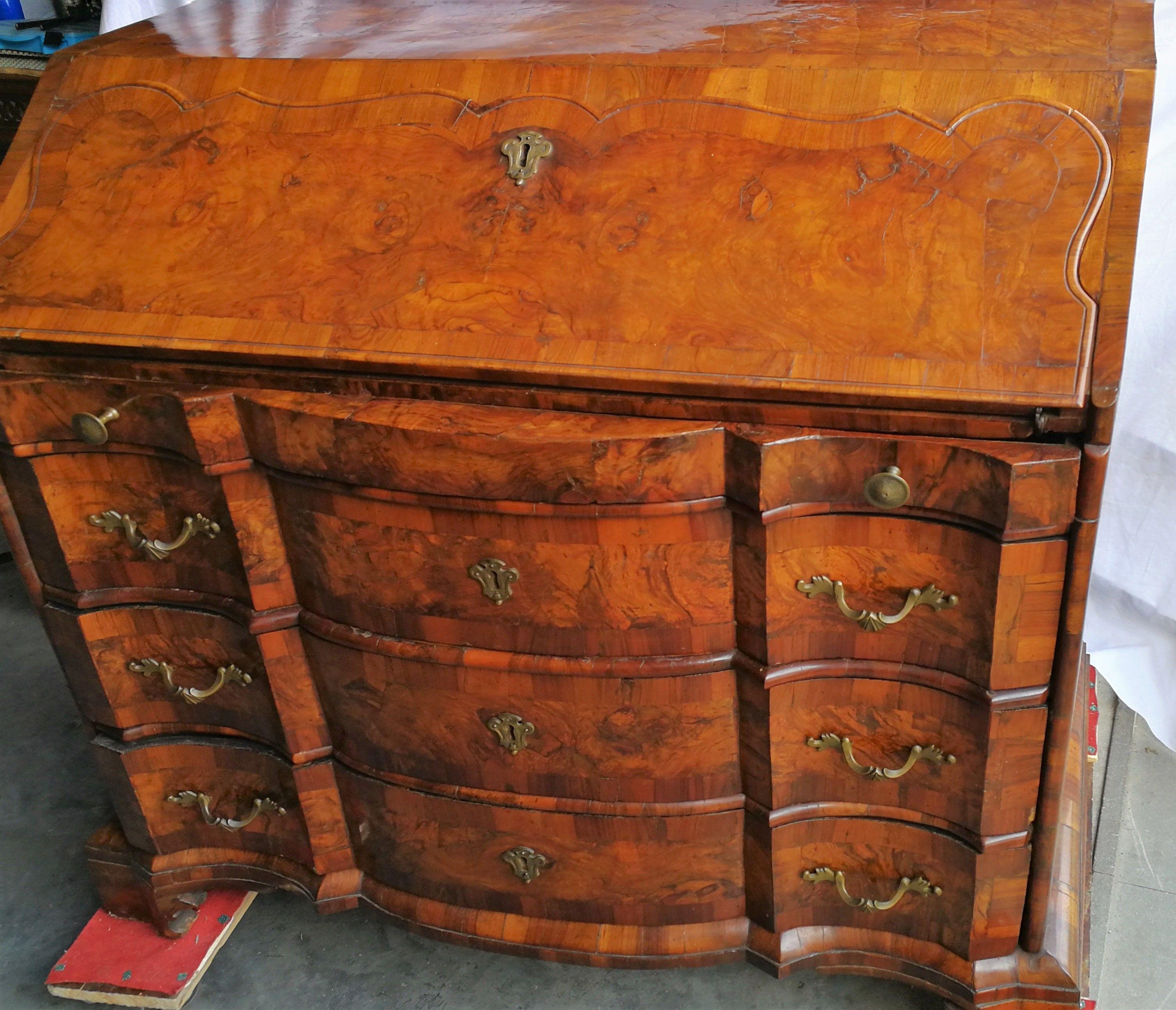 Italian Commode, Venice, 18th Century, Walnut Wood, Italy Louis XIV Chest Drawer For Sale 1