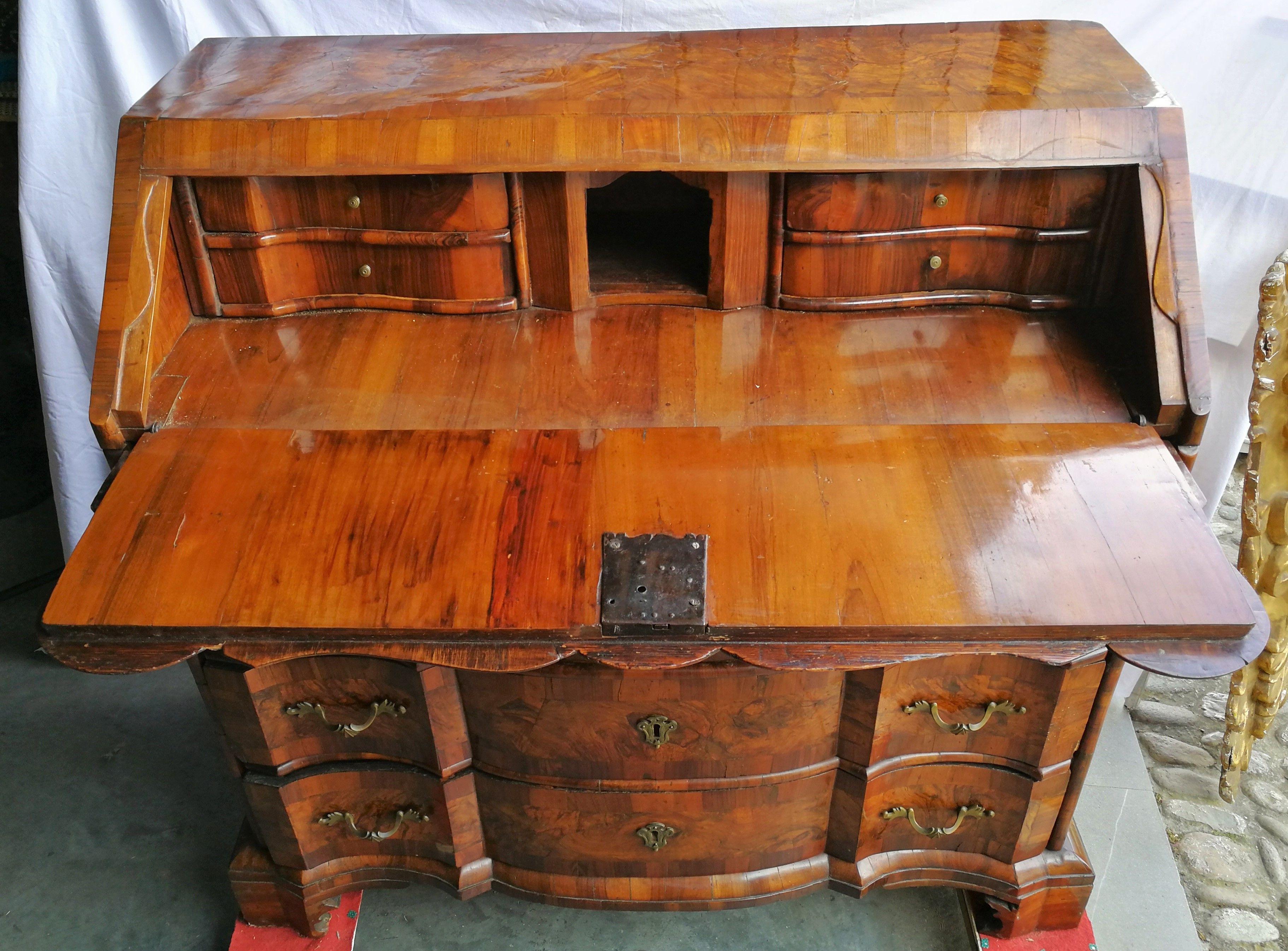 Italian Commode, Venice, 18th Century, Walnut Wood, Italy Louis XIV Chest Drawer For Sale 2