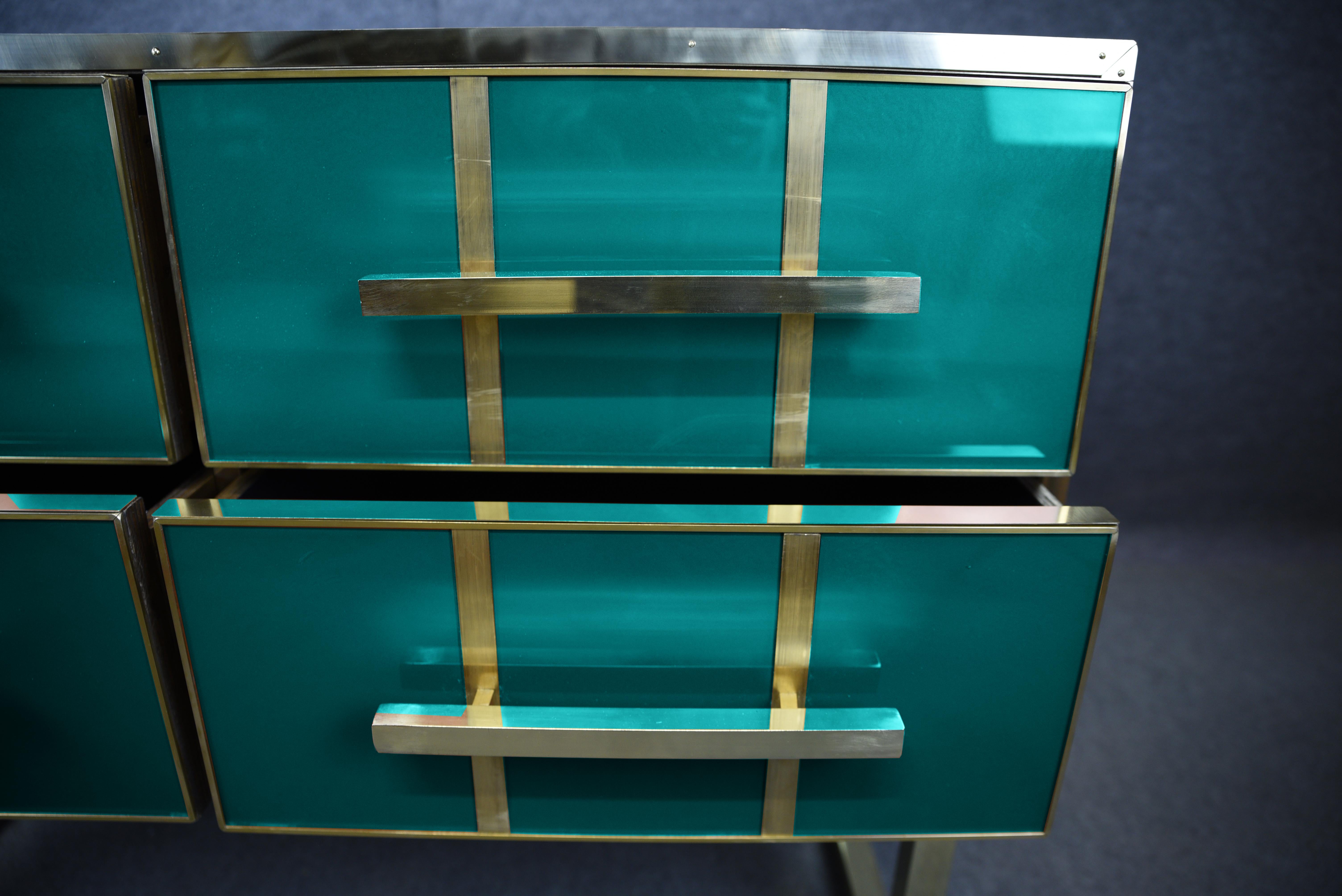 Italian Chest of Drawers with Aqua Blue Murano Glass & Brass Trim Available - JF In condizioni Nuovo in vendita a Guazzora, IT