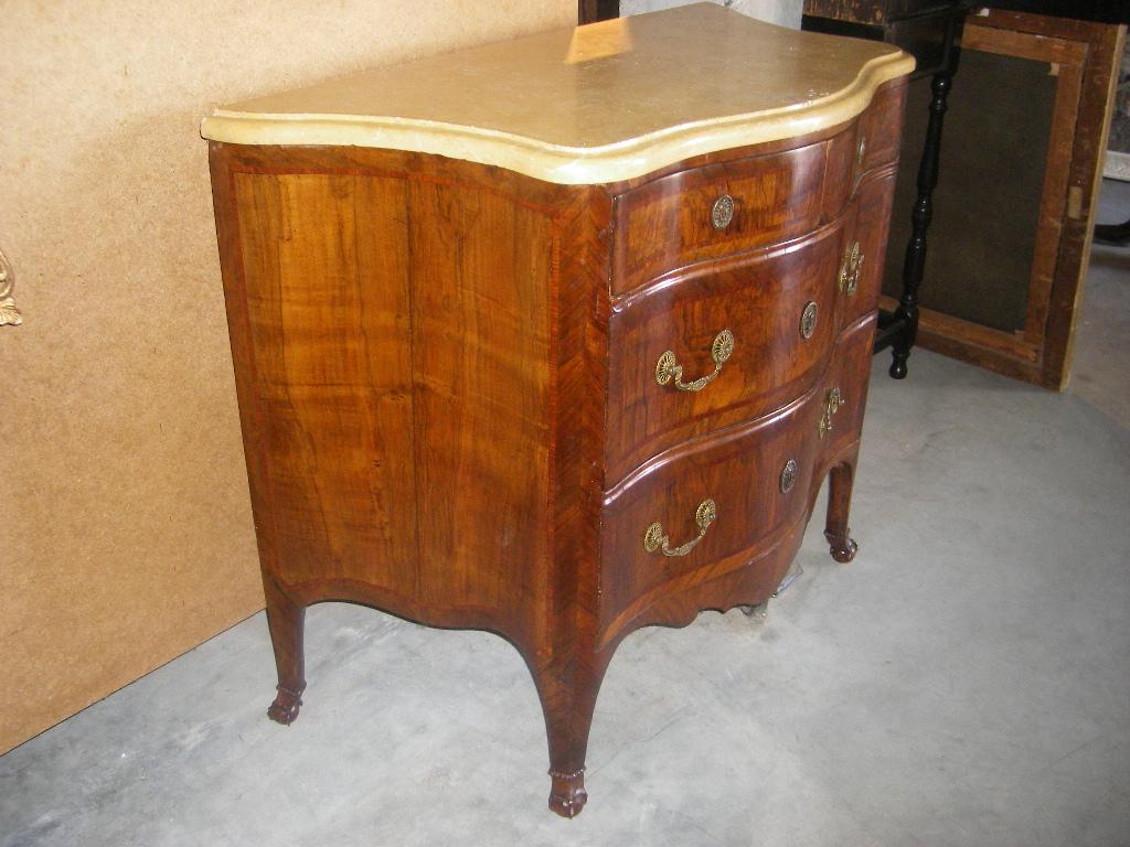 Entirely veneered in walnut and rootwood, threaded in bois de rose. Shaped on front and sides, yellow marble top and arched legs with claw and ball feet.