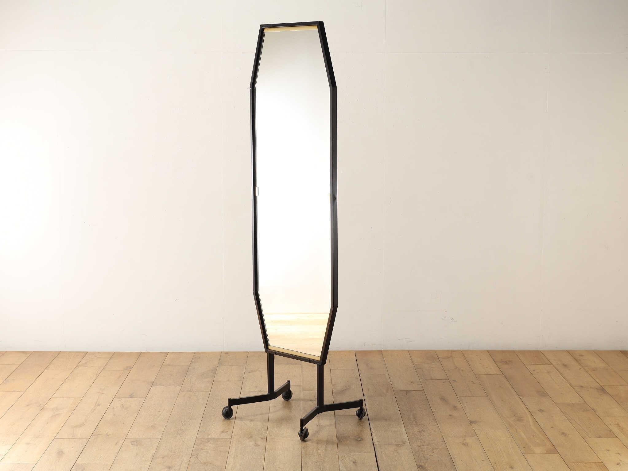 Questo specchio da negozio è semplice, ma il taglio e la forma dello specchio gli conferiscono un carattere unico. Le dimensioni e il design sono interessanti non solo per l'uso in negozio, ma anche per l'arredamento della tua casa. La texture
