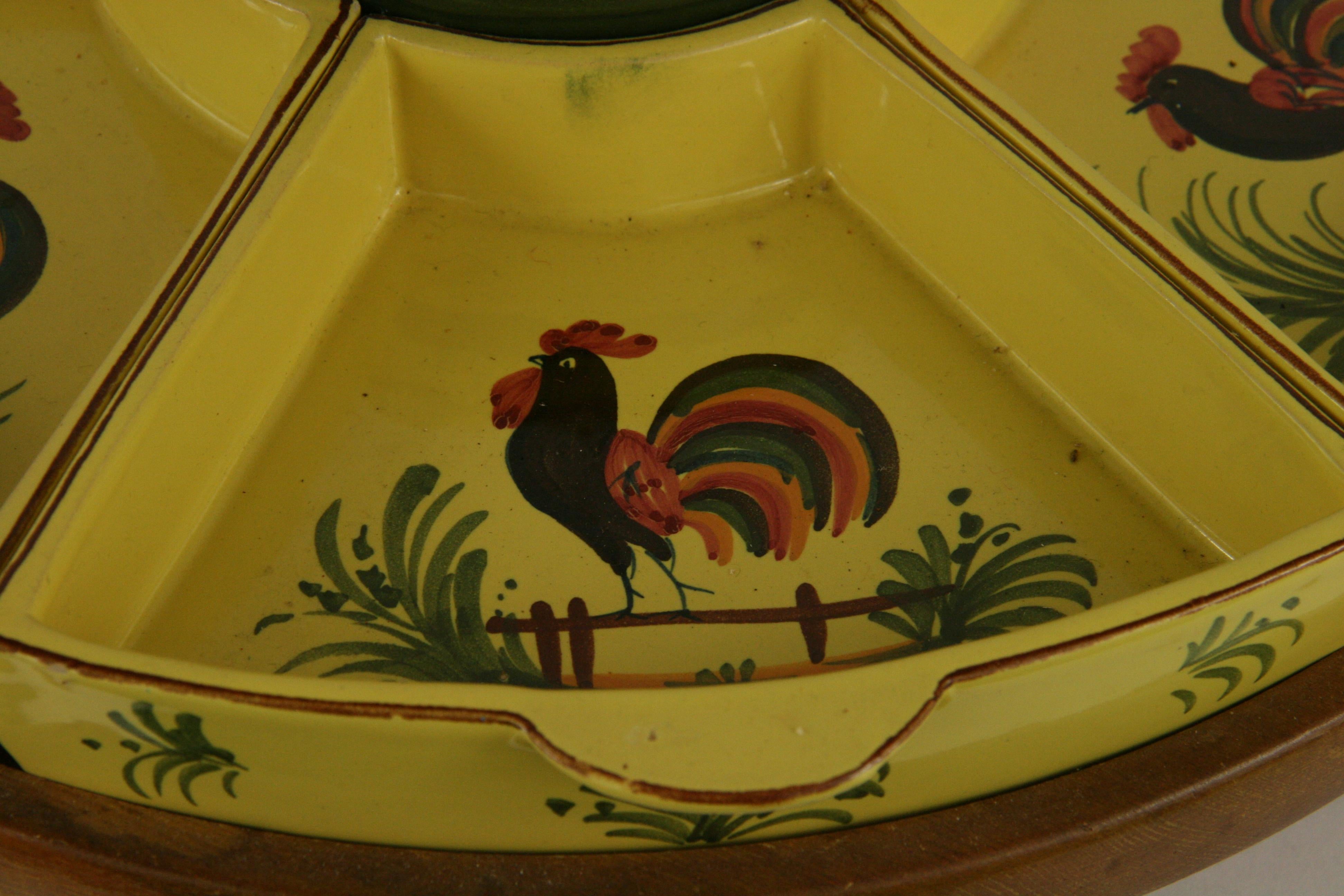 Serveur italien en céramique peint à la main avec 6 plats amovibles et un bol central avec couvercle,
Posé sur un socle en bois rotatif.