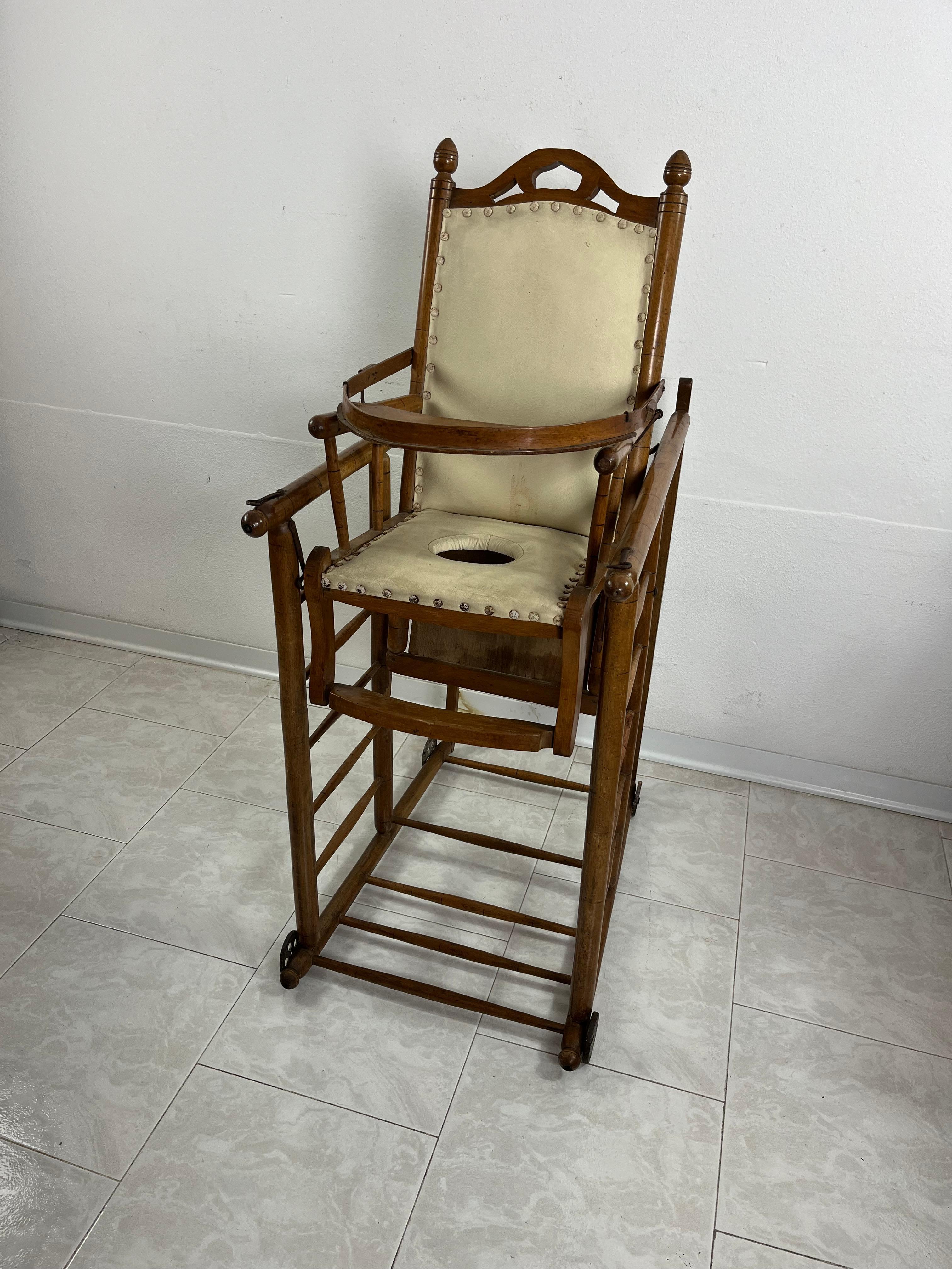 Italienischer Kinderstuhl/Schaukelstuhl Mitte der 1930er Jahre
Gefunden in einer noblen Villa in meiner Stadt, Palermo.
Ordentlicher Zustand, Alterserscheinungen.