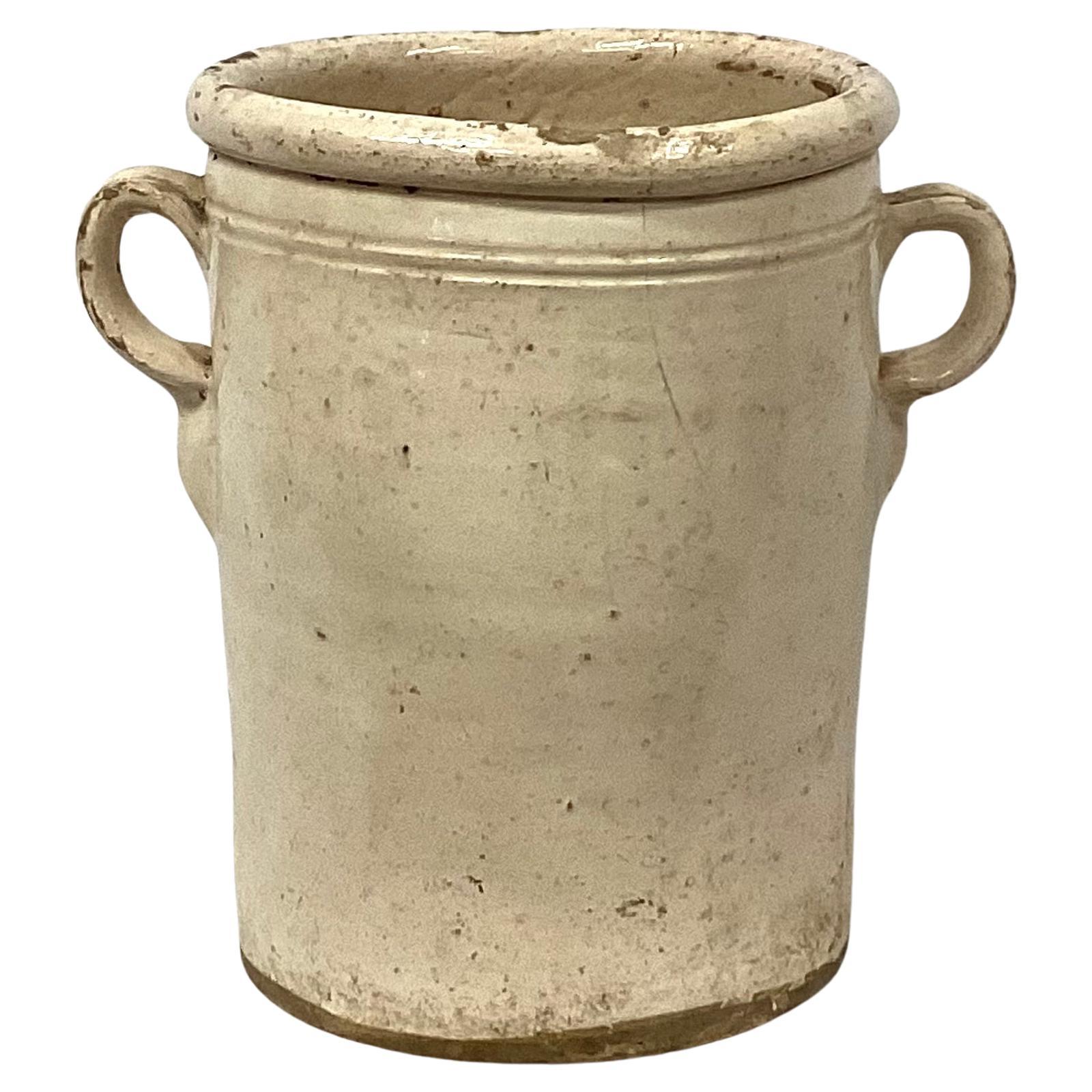 Pot de conservation pour chiminea en céramique italienne du 19e siècle avec poignées. Ces pots servaient à conserver les aliments tels que les fruits, la viande ou les légumes. Ils ont été conçus pour être utilisés en conjonction avec un poêle à