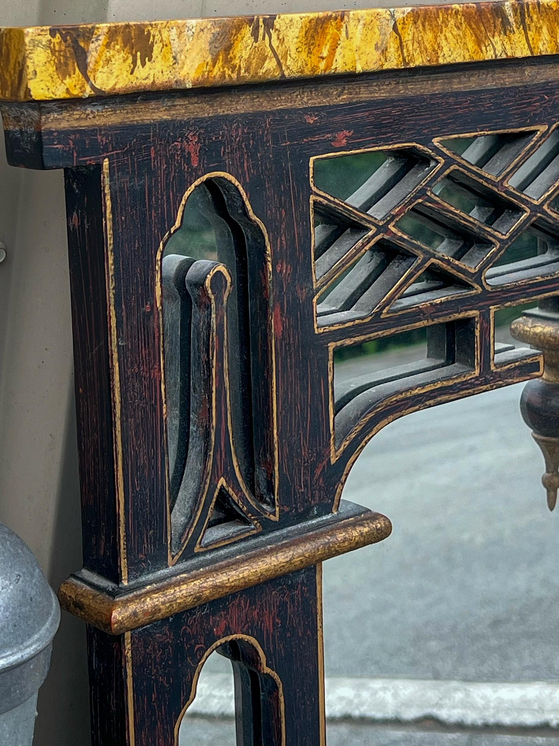 XX secolo Specchio cinese italiano in stile Chippendale con pagoda e traforo in finto marmo in vendita