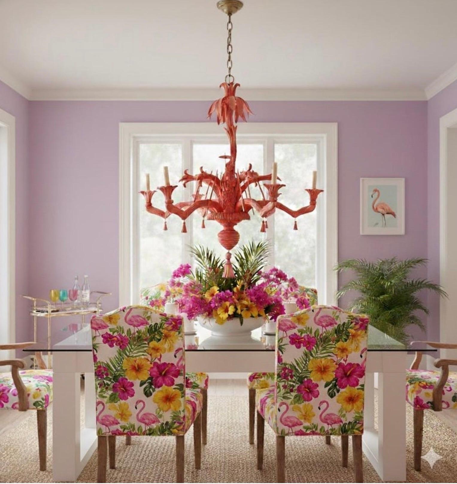 Si tratta di un lampadario italiano a cineserie in legno intagliato con bracci in finto bambù e fronde di palma intagliate. Ha sei braccia e nappe lungo tutto il pezzo. La lacca cinese rosso/corallo non è originale. Ha una fanciulla asiatica che