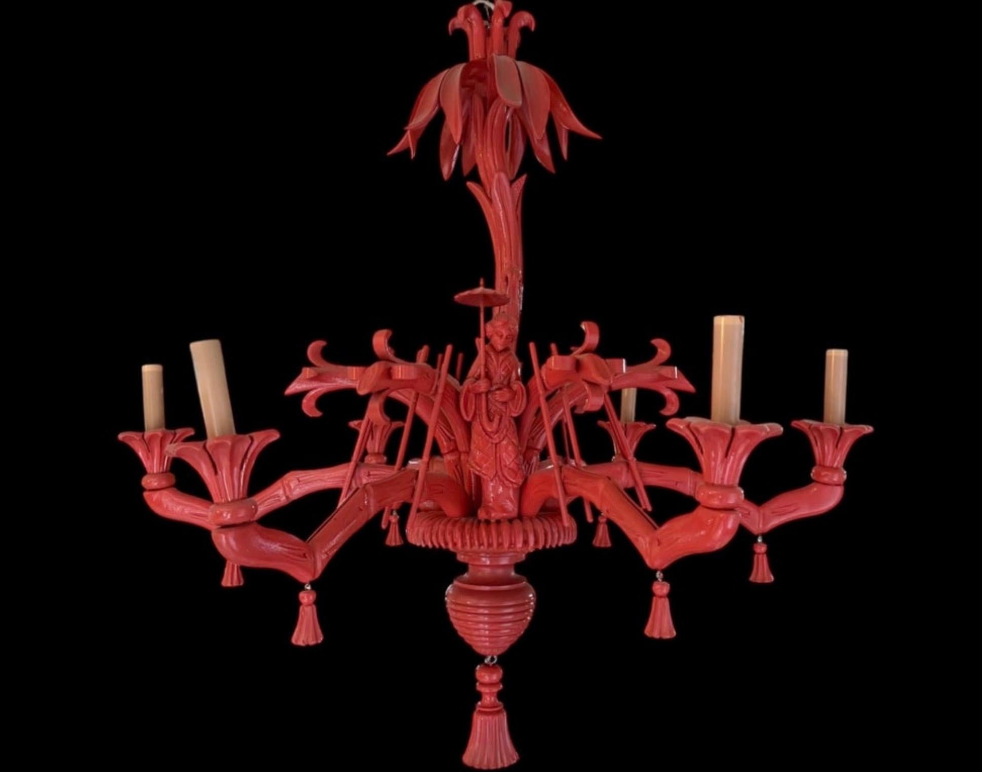 Chippendale cinese Lampadario italiano a 6 bracci in legno intagliato, finto bambù e fronde di palma