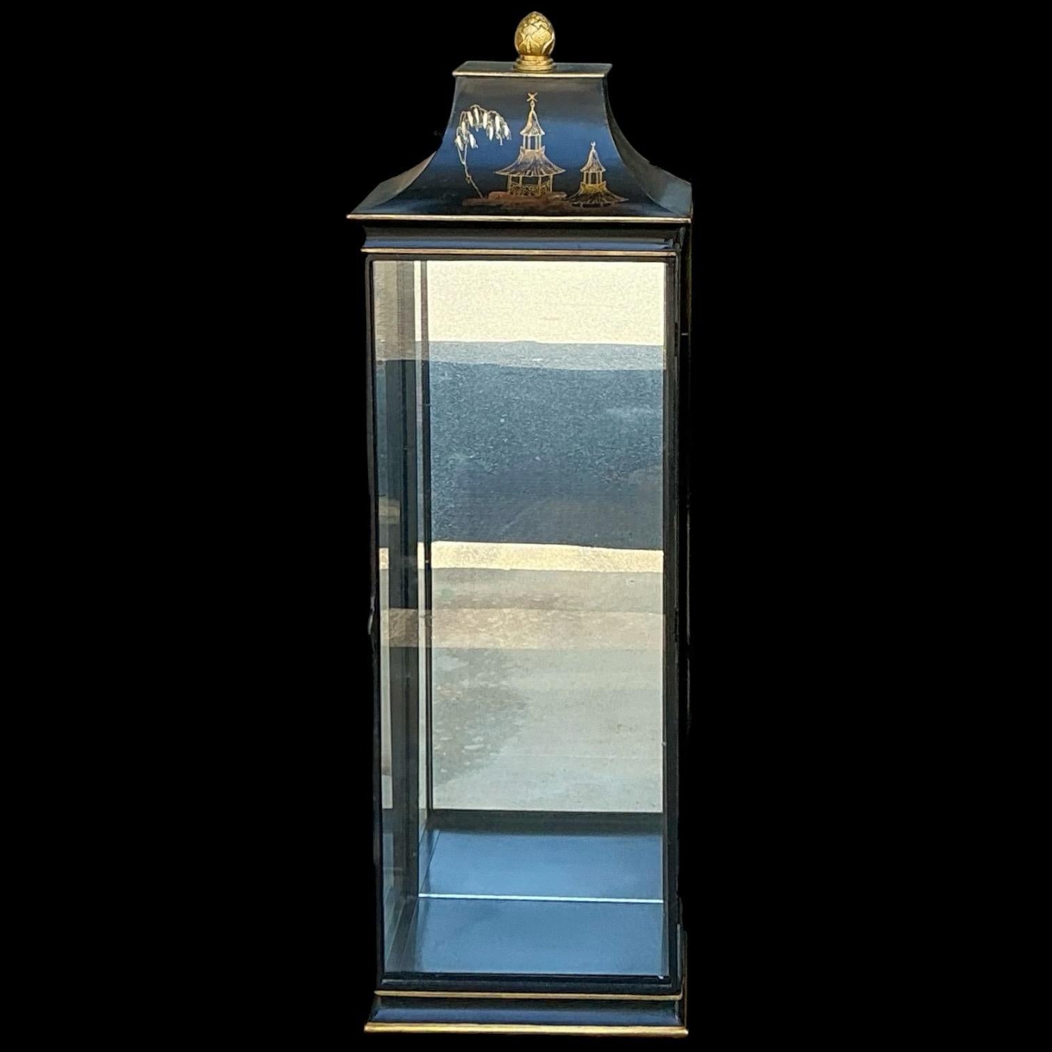 Si tratta di una teca a tole a forma di pagoda della fine del XX secolo. Ne sono disponibili due. L'interno è dotato di una luce. Ci sono due ripiani in vetro che separano 11 pollici l'uno dall'altro. La scena della cineseria di una vetrina è un po'